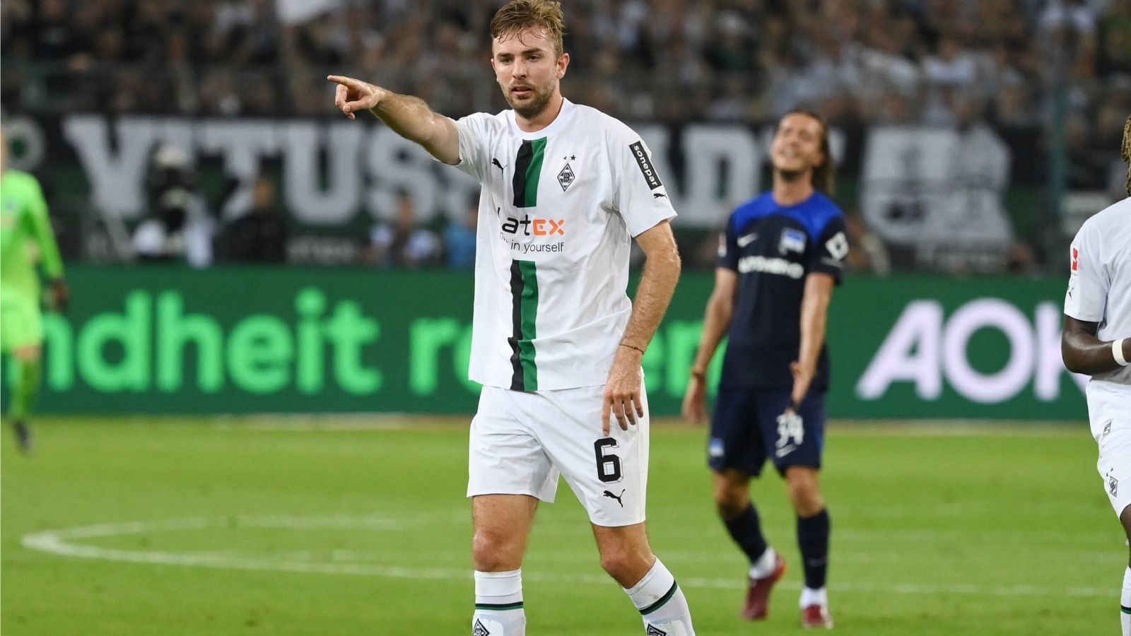 
                <strong>Mittelfeld: Christoph Kramer (Borussia Mönchengladbach)</strong><br>
                Doch nicht nur Treffer und Assists bringen einen in die ran-Top-Elf, das beweist Christoph Kramer von Borussia Mönchengladbach. Beim 1:0-Zittersieg der Borussia gegen Hertha BSC zeigte Kramer seine beste Saisonleistung. Nachdem er unter Adi Hütter einen schweren Stand hatte, ist er unter Daniel Farke komplett gesetzt. Wie gut Kramer mit Selbstvertrauen noch sein kann, zeigte er gegen Berlin. Er zog die Strippen, gewann die Zweikämpfe und spielte stets sinnvolle Vertikalpässe.
              