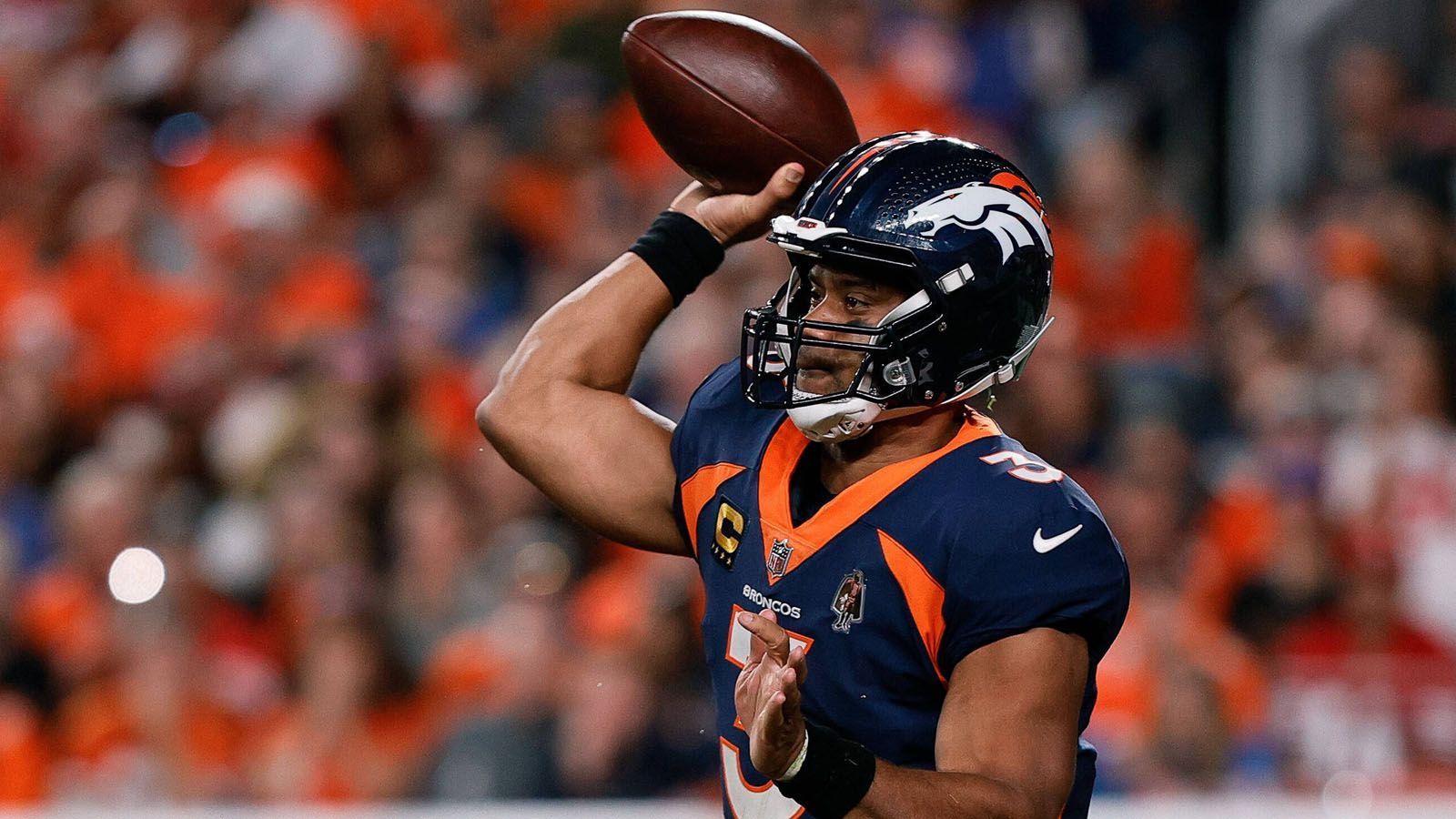 <strong>Russell Wilson (11-19)</strong><br>
                Mit der Verpflichtung von Wilson sollte die langjährige Quarterback-Suche der Broncos ein Ende finden. Doch nach der Debüt-Horrorsaison (4-11) wurde es 2023 nicht wirklich besser. Vor Woche 17 wurde Wilson gebencht. Alles in allem ein einziges Missverständnis - in Anbetracht des Trade-Pakets mit den Seattle Seahawks womöglich eines der größten in der NFL-Geschichte.