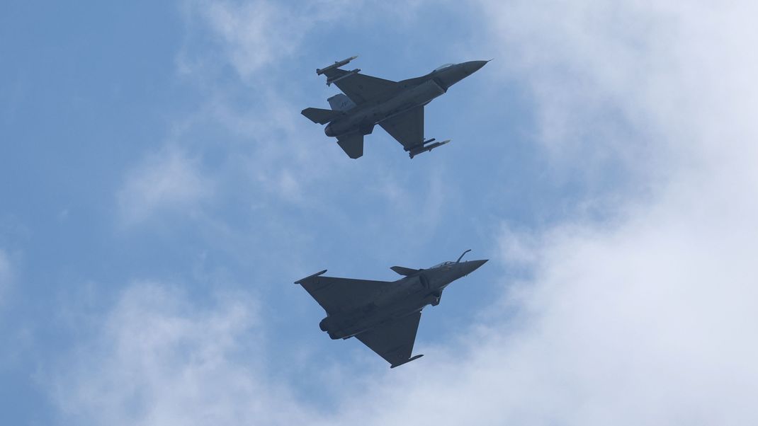 Zwei Aufklärungsflugzeuge der Nato beobachten die westrussischen Grenzen. (Archivbild)