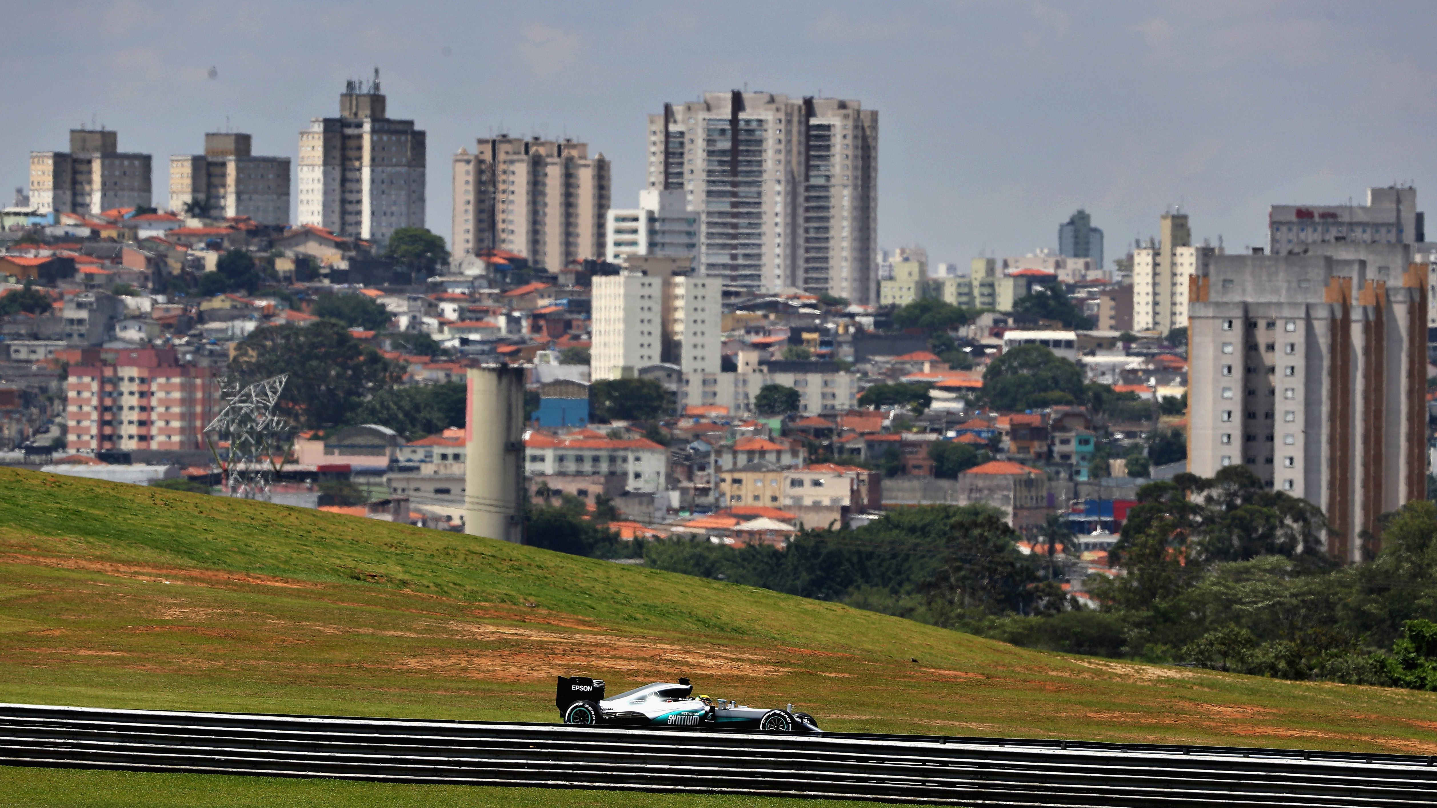 
                <strong>Autódromo José Carlos Pace Sao Paulo, Brasilien </strong><br>
                Die Rennstrecke im Großraum der Millionenstadt Sao Paulo ist für dramatische Finals bekannt: Auf dem 4,3 Kilometer langen Kurs feierte Lewis Hamilton im Jahr 2008 die spannendste Fahrer-Weltmeisterschaft der Geschichte, als der damalige McLaren-Pilot erst in der letzten Kurve durch ein Überholmanöver sich den Titel vor Felipe Massa sicherte.
              