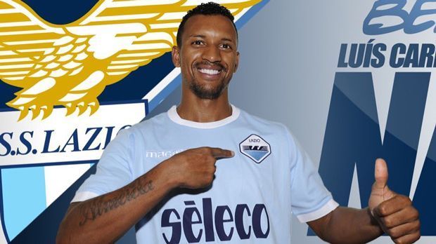 
                <strong>Nani (von Valencia zu Lazio Rom)</strong><br>
                Nach Station in Portugal, England, der Türkei und Spanien versucht sich Europameister Nani nun in Italien. Der 30-jährige Portugiese wird in der Saison 2017/18 auf Leihbasis für Lazio Rom auflaufen. Anschließend haben die Römer eine Kaufoption, um den Flügelfitzer endgültig vom FC Valencia zu erwerben. Nach der Länderspielpause könnte Nani sein Serie-A-Debüt gleich mal im Spitzenspiel gegen den AC Milan geben.
              