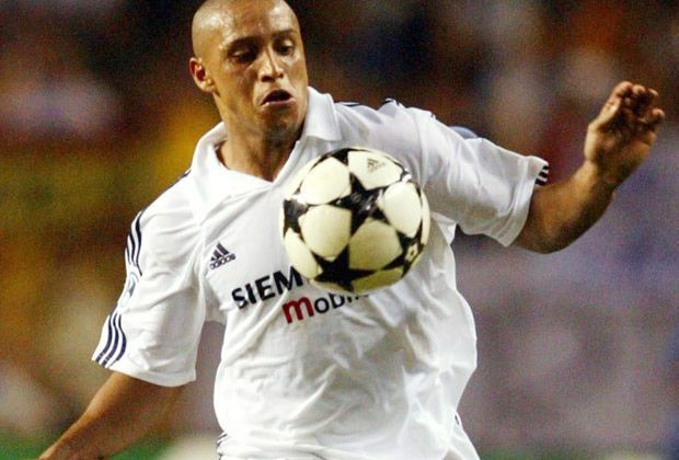 
                <strong>Abwehr: Roberto Carlos</strong><br>
                In der Defensive kaum zu überwinden, in der Offensive mit seiner "linken Klebe" immer gefährlich - Roberto Carlos galt zu seiner aktiven Zeit als einer der besten Linksverteidiger. Drei Mal gewann der Brasilianer die Königsklasse, 2002 wurde er Weltmeister.
              