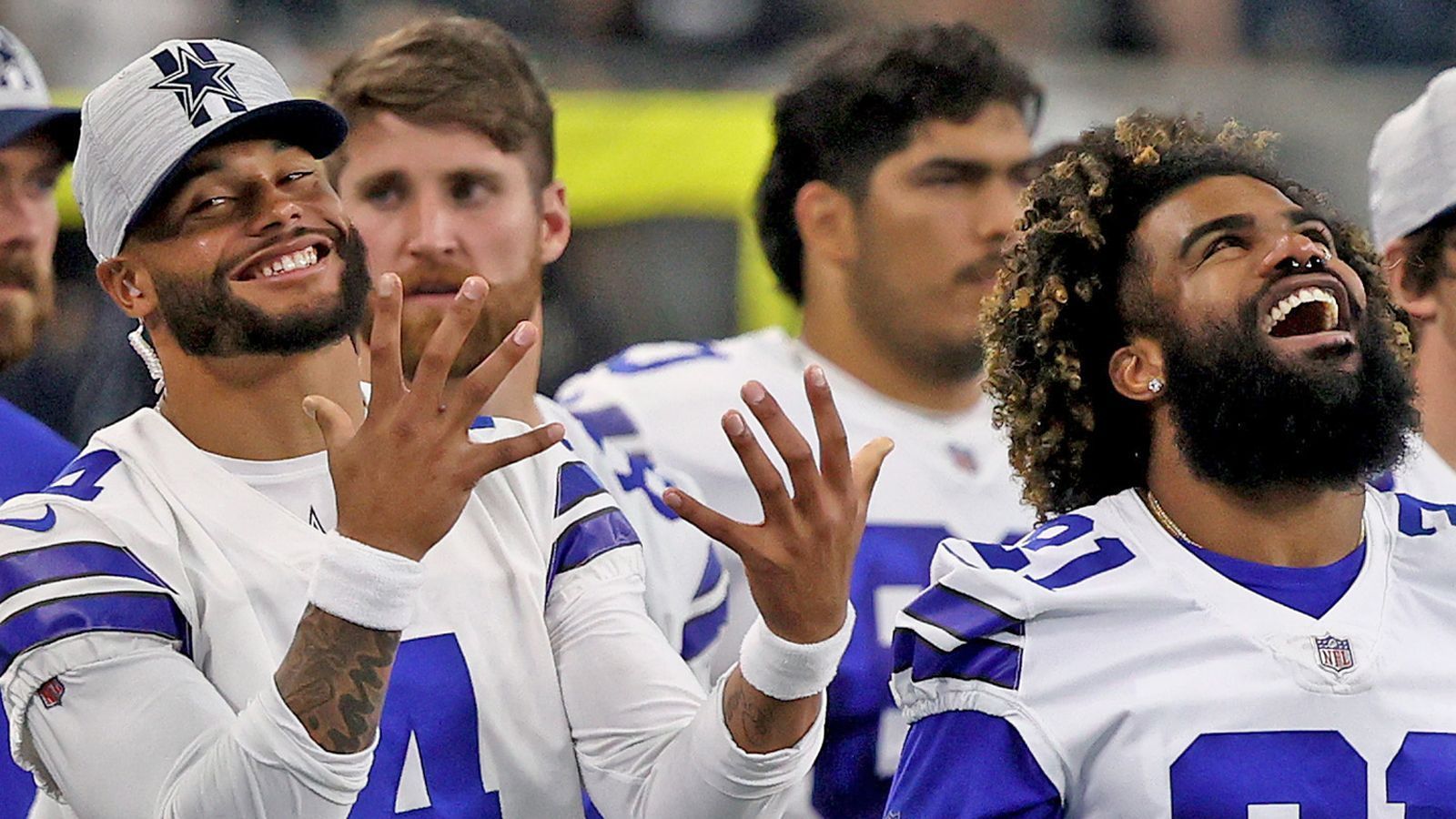 
                <strong>Dak und Zeke versenken die Bucs</strong><br>
                Dak is back! Dak Prescott steht nach seiner schweren Verletzung beim Season Opener endlich wieder auf dem Platz - und liefert: Der Quarterback wirft seine Dallas Cowboys bei den Tampa Bay Buccaneers in der Nacht von Donnerstag auf Freitag ab 2:05 Uhr live auf ProSieben und ran.de zu einem klaren 42:21-Erfolg. Auch Ezekiel Elliott spielt wie entfesselt, mampft über 200 Yards, erläuft zwei Touchdowns und springt aus Ermangelung eines Heilsarmee-Topfes kurzerhand aufs Achterdeck des Piratenschiffes im Raymond James Stadium. Arrrrrr! We dem boys!
              