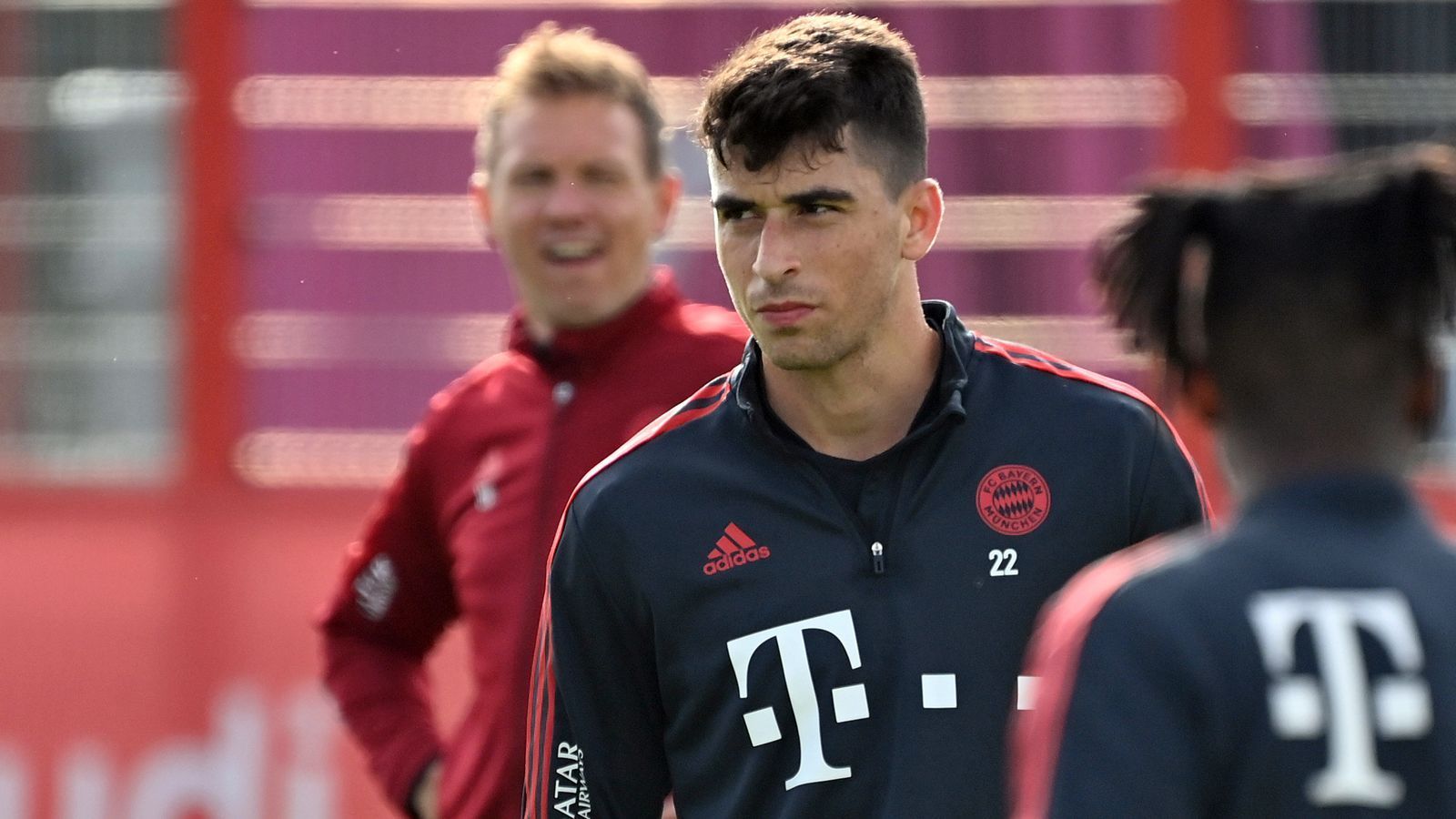 
                <strong>Marc Roca (FC Bayern München)</strong><br>
                Bei den Bayern geht es in der neuen Saison trotz des Trainerwechsels einfach nahtlos weiter mit den Erfolgen. Auch die Spieler, die nur selten berücksichtigt werden, sind unter Neu-Coach Julian Nagelsmann teilweise dieselben, etwa Marc Roca. Der Mittelfeldspieler, der im Sommer 2020 von Espanyol Barcelona an die Isar kam, war schon unter Flick nur Ergänzungsspieler und wollte nach dem Trainerwechsel hin zu Nagelsmann den Durchbruch schaffen. Davon ist der 24-Jährige immer noch weit entfernt. In der Bundesliga schaffte es Roca in der laufenden Saison nur ein Mal in den Kader, wartet wettbewerbsübergreifend noch auf den ersten Einsatz in der Spielzeit 2021/22. Im Sommer soll der FC Sevilla an ihm interessiert gewesen sein, doch der Spanier Roca entschied sich für einen Verbleib bei den Bayern. 
              