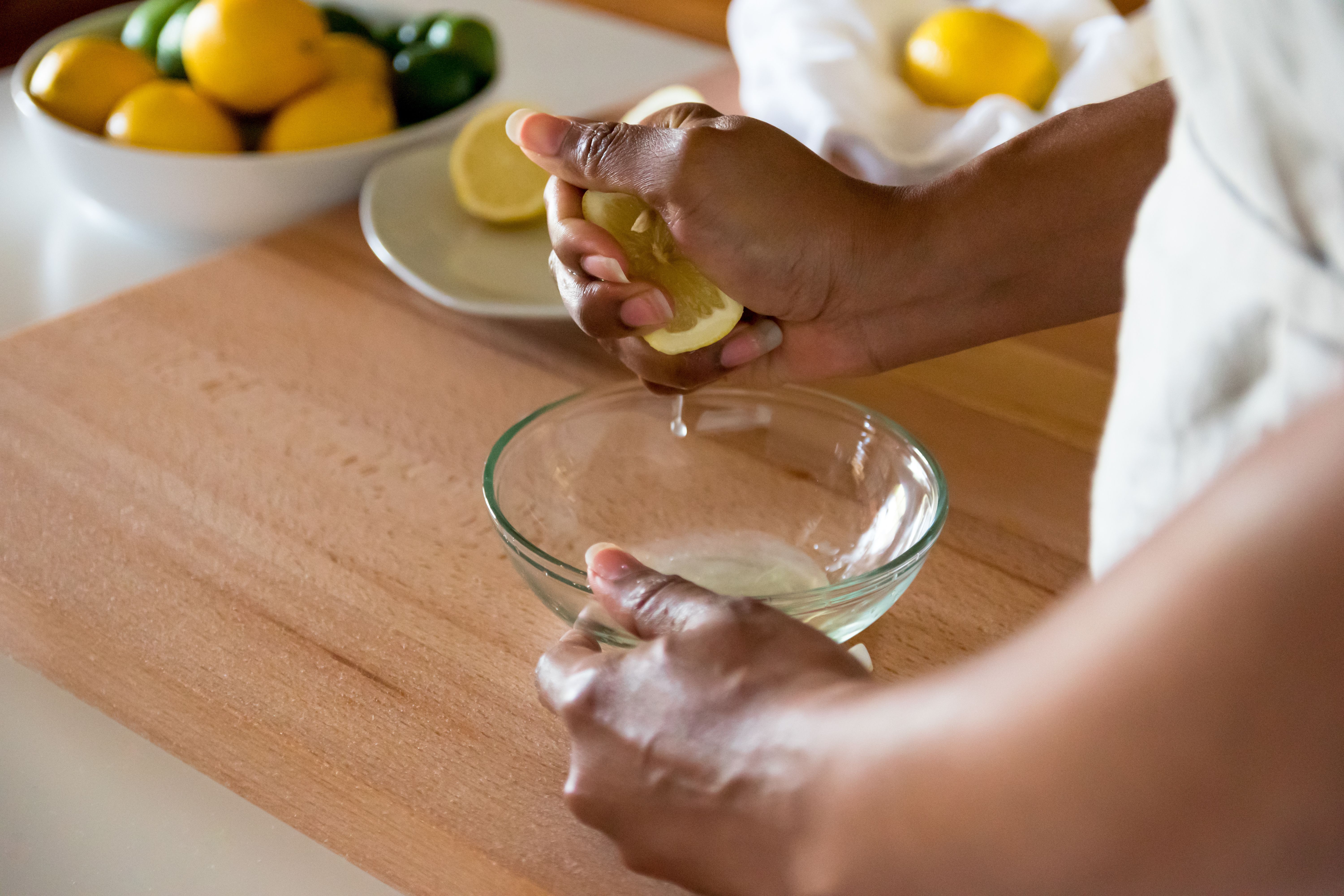 Langsam anfangen: Wer Zitronenwasser zum Abnehmen in den Speiseplan integrieren möchte, sollte die Trinkmenge allmählich steigern und beobachten, wie der Körper darauf reagiert. Für den Anfang reicht der Saft einer halben Zitrone pro Tag. 