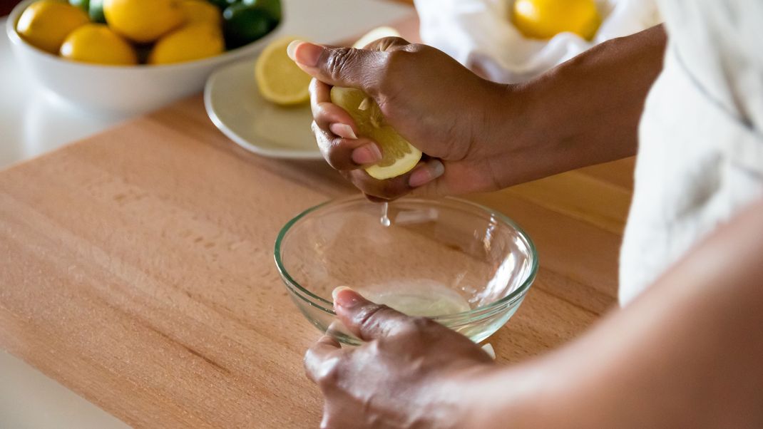 Langsam anfangen: Wer Zitronenwasser zum Abnehmen in den Speiseplan integrieren möchte, sollte die Trinkmenge allmählich steigern und beobachten, wie der Körper darauf reagiert. Für den Anfang reicht der Saft einer halben Zitrone pro Tag. 