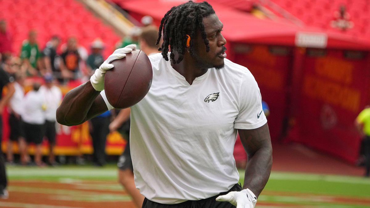 NFL, American Football Herren, USA Philadelphia Eagles at Kansas City Chiefs Sep 14, 2025; Kansas City, Missouri, USA; Philadelphia Eagles wide receiver A.J. Brown (11) warms up prior to the game a...