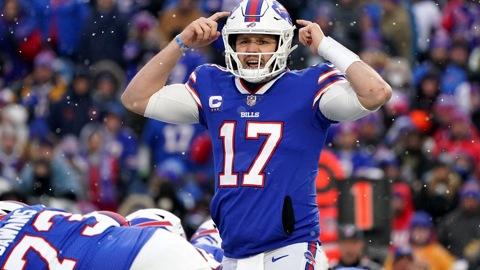 
                <strong>Platz 3: Buffalo Bills (11-6, Vorwoche: Platz 8)</strong><br>
                Ein mächtiges Ausrufezeichen an die Liga schickten die Buffalo Bills um Quarterback-Superstar Josh Allen. Gegen die New England Patriots - deren Defensive als eine der besten der NFL galt - feuerten die Bills aus allen Rohren und setzten sich am Ende mit 47:17 spektakulär durch. Allen lieferte dabei eine überragende Vorstellung ab und glänzte mit fünf geworfenen Touchdowns. Auch die Defensive hielt stark dagegen und schnappte sich zwei Interceptions. In der Divisional Round müssen die Bills nun nach Kansas City reisen, wo es in der Nacht von Sonntag auf Montag (ab 0:25 Uhr live auf ProSieben und im Livestream auf ran.de) zum Top-Duell mit den Chiefs kommt. Hoffnung für Buffalo: Das Duell in der Regular Season ging im Arrowhead Stadium der Chiefs mit 38:20 eindrucksvoll an die Bills.
              