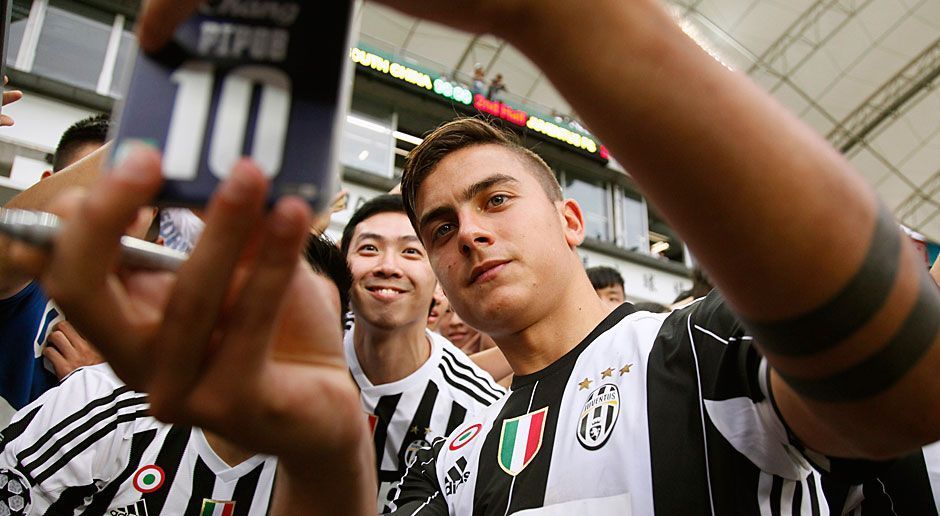 
                <strong>Rechter Stürmer: Paulo Dybala (Juventus Turin)</strong><br>
                Der Argentinier hat nach seinem Wechsel 2015 von US Palermo zu Juve sofort eingeschlagen. Wettbewerbsübergreifend traf er für seinen Arbeitgeber in diesem Kalenderjahr 17 Mal. Allerdings ist der sechsmalige Nationalspieler kein reiner Knipser, denn angesichts seiner Schnellig- und Wendigkeit reißt er immer wieder Lücken für die Mitspieler und legt so manchen Treffer auf. So hatte Dybala auch einen großen Anteil am Double im Sommer.
              