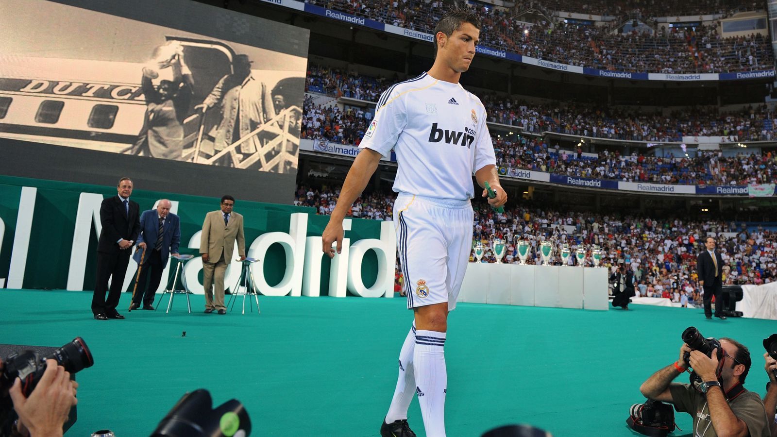 
                <strong>2009: Cristiano Ronaldo</strong><br>
                &#x2022; Ablösesumme: 94 Millionen Euro<br>&#x2022; Aufnehmender Verein: Real Madrid<br>&#x2022; Abgebender Verein: Manchester United<br>
              