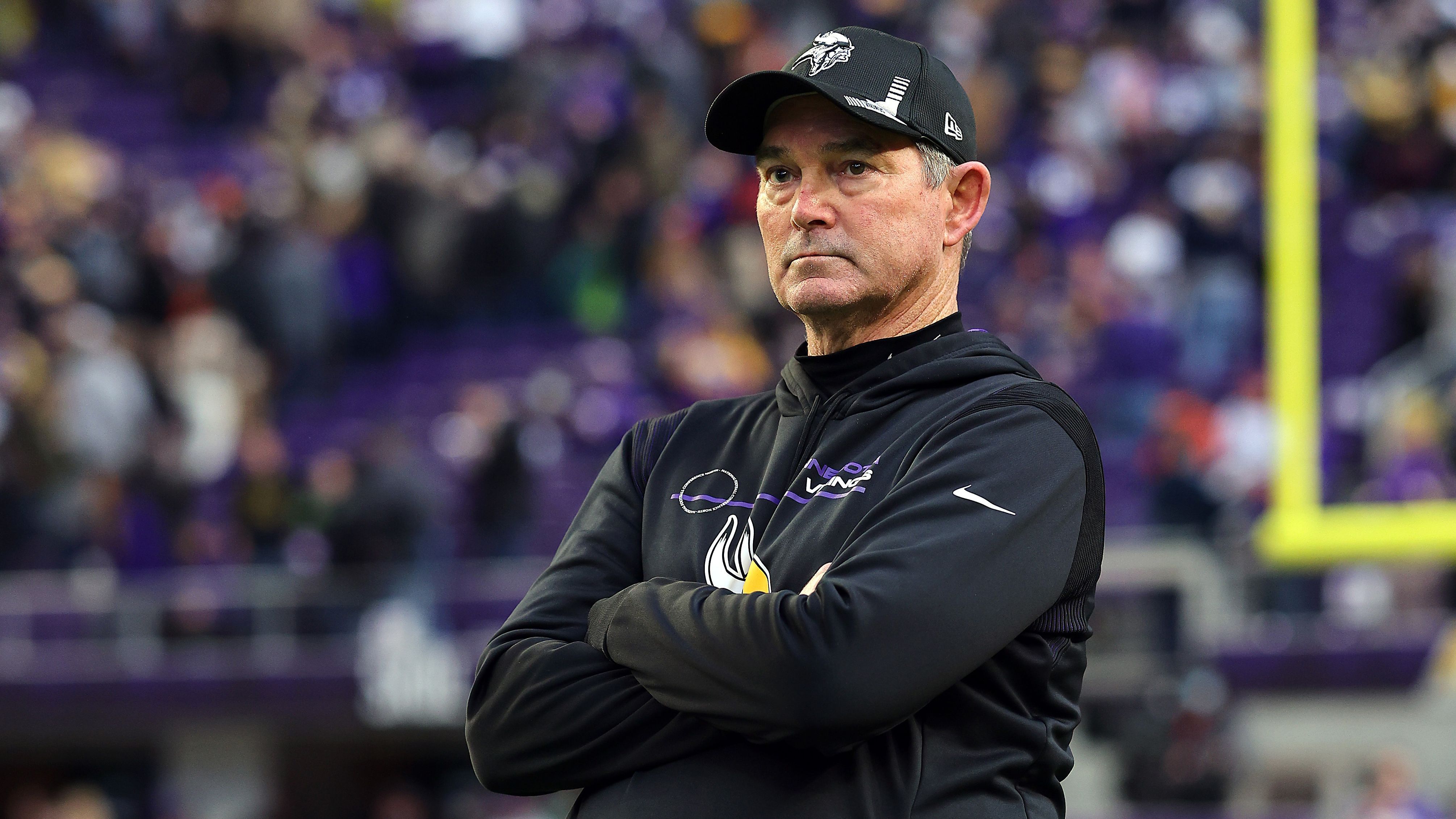 
                <strong>Minnesota Vikings</strong><br>
                Auch die Vikings trennten sich von ihrem Übungsleiter. Coach Mike Zimmer trainierte die Franchise seit der Saison 2014 und hat eine Bilanz von 72-56-1 vorzuweisen. Nach der zweiten verpassten Playoff-Teilnahme in Folge musste auch General Manager Rick Spielman seinen Hut nehmen. "CBS" bringt als Head-Coach-Nachfolger u.a. den ehemaligen Eagles-Trainer Doug Pederson ins Gespräch. Auch an dem in Miami frisch entlassenen Brian Flores und Rams-Offensive-Coordinator Kevin O'Connell soll das Team demnach interessiert sein.
              