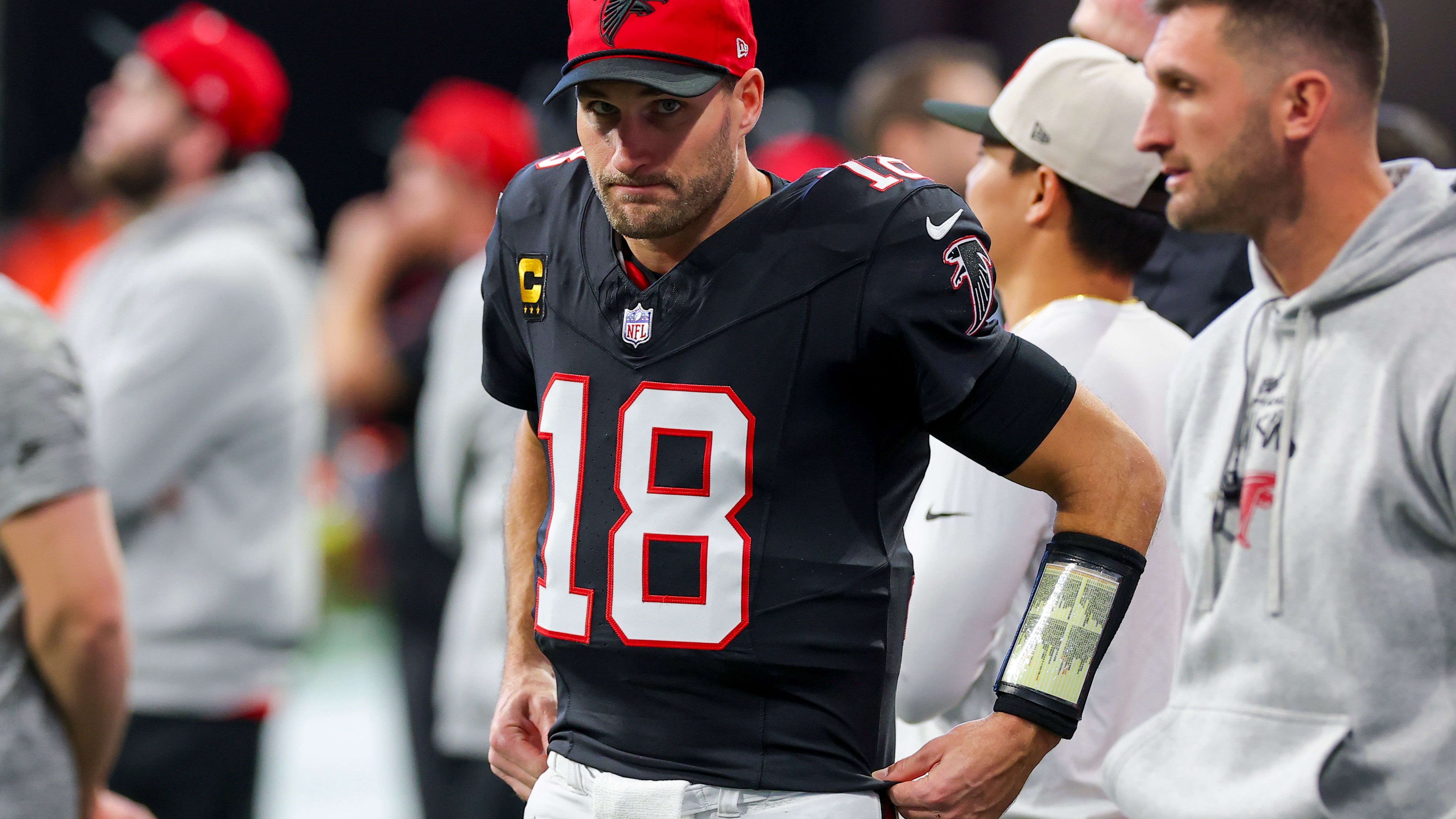 <strong>Atlanta Falcons: Kirk Cousins für 180 Millionen Dollar verpflichten (2024)</strong><br>Der Quarterback ist absolut solide. Mal sehr starke Tage, mal sehr schwache. Aber einen Vierjahresvertrag über 180 Millionen Dollar, nur um dann die Playoffs zu verpassen und wenige Spiele vor Ablauf der Regular Season den First-Round-Pick Michael Penix Jr. reinzuwerfen? So viel Geld und einen 1st Rounder, um einen Back-Up für ein paar Spiele zu holen, ist verschwenderisch. Wenn die Falcons demnächst keinen gutherzigen Trade-Partner finden, wird Cousins wohl vor Ablauf des Kontrakts noch entlassen.