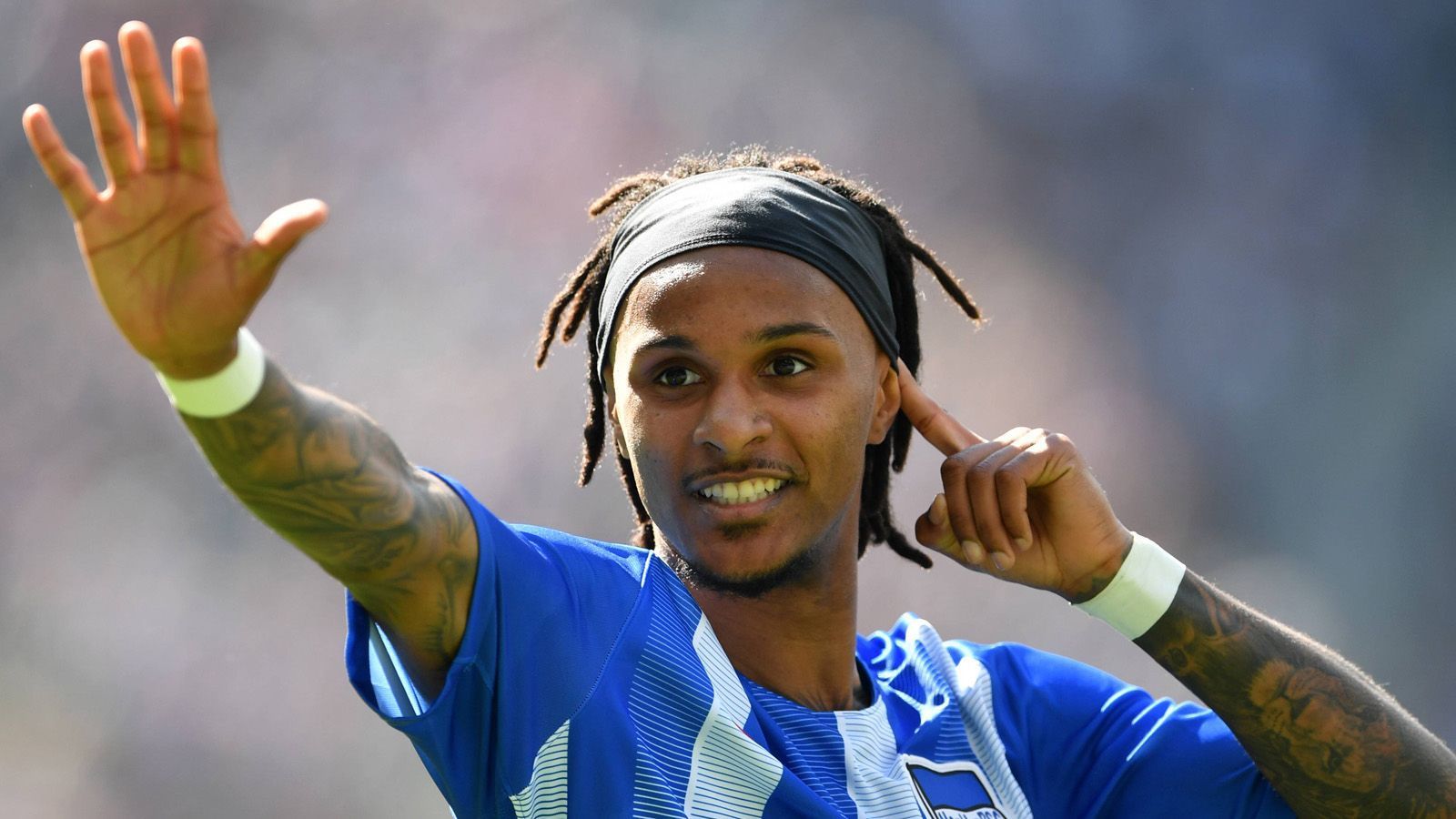 
                <strong>Valentino Lazaro </strong><br>
                Doch auch andere Bundesliga-Klubs "shoppen" gerne in Salzburg. So holte die Hertha 2017 etwa Nationalspieler Valentino Lazaro zunächst per Leihe, und zahlte ein Jahr später 10,5 Millionen Euro Ablöse für den Österreicher. Im Sommer 2019 zog der 23-Jährige dann weiter zu Inter Mailand und spülte dem Hauptstadtklub 22 Millionen Euro in die Kassen.
              