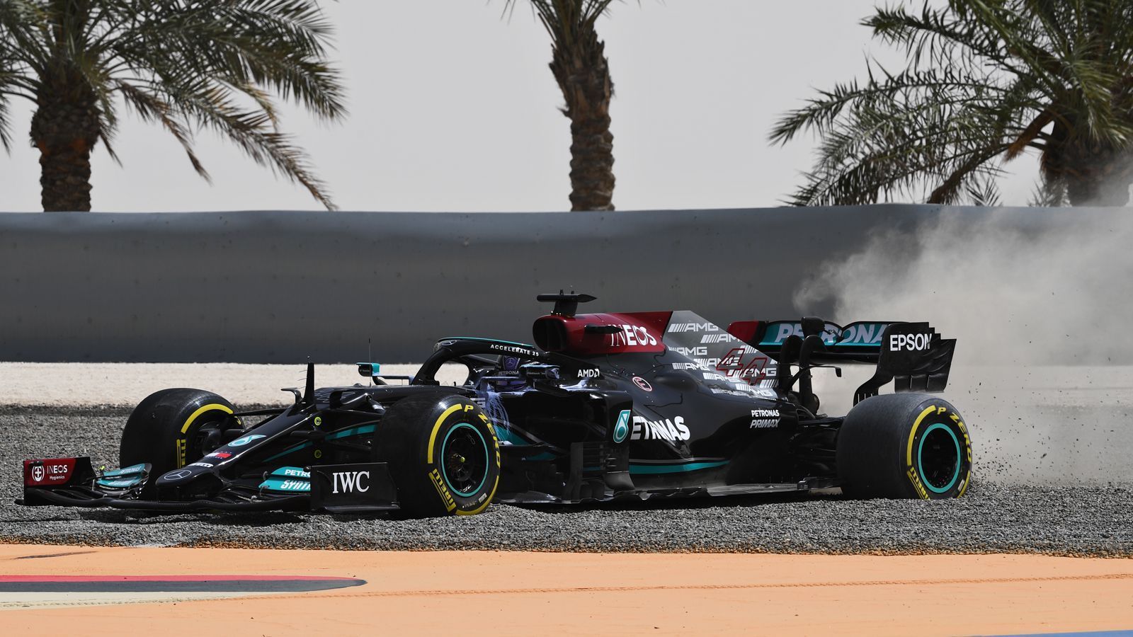 
                <strong>Verlierer: Mercedes – Die wenigsten Kilometer und ein störrisches Auto</strong><br>
                Das Team mit den wenigsten Testkilometern in Bahrain waren ausgerechnet die Musterschüler von Mercedes. Und im Gegensatz zu den Barcelona-Tests 2020 war der Seriensieger diesmal auch bei den Zeiten nicht ganz vorne. Lewis Hamilton hatte letztlich fast eine Sekunde Rückstand auf Verstappen, Bottas mehr als 1,3 Sekunden. So wenig Aussagekraft Testzeiten angesichts unterschiedlicher Setups und Prioritätensetzung der Teams auch haben, scheint beim Mercedes W12 noch eine Menge Arbeit nötig. "Es fährt sich ziemlich ruppig und unnachgiebig", beschrieb Valtteri Bottas das Fahrgefühl. "Motorsport-Total" zitiert Mercedes-Ingenieur Andrew Shovlin mit einer Aussage, die aufhorchen lässt: "An den Daten, die wir an den vergangenen Tagen gesammelt haben, können wir sehen, dass wir bei der Rennpace nicht so schnell wie Red Bull sind." Aber: Nicht zum ersten Mal sah Mercedes bei den Tests verwundbar aus, um dann eben doch am Ende wieder ganz oben zu stehen.
              