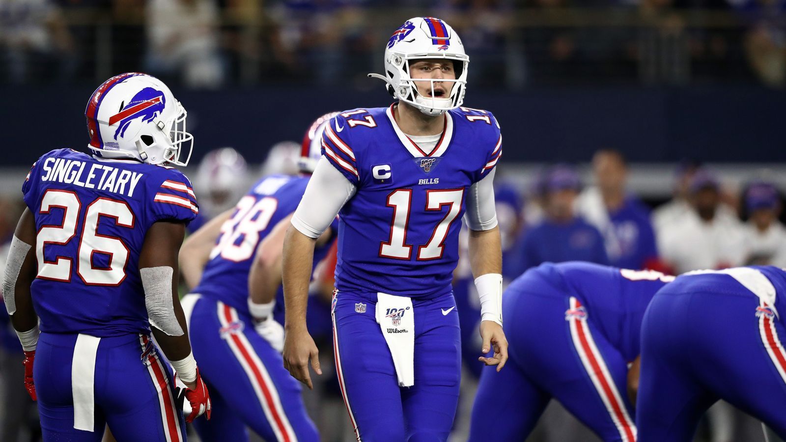 
                <strong>Gewinner: Josh Allen</strong><br>
                Heimlich, still und leise haben sich die Buffalo Bills zu einem ernstzunehmenden Playoff-Kandidaten gemausert. Hauptverantwortlich dafür: Quarterback Josh Allen. Bereits in seinem zweiten Jahr hat Allen eine äußerst beeindruckende Entwicklung hingelegt. Der Spielmacher der Bills hat seine wilde Spielweise aus seiner Rookie-Saison größtenteils abgelegt und überzeugt seit Wochen mit konstant guten Leistungen. In den vergangenen sieben Spielen erzielte Allen 16 Touchdowns bei nur zwei Turnovers. Dank Allen stehen die Bills mit einer 9-3-Bilanz nur einen Sieg hinter den Patriots in der AFC East. In der schwachen AFC sollte die Playoff-Teilnahme damit gesichert sein, mit etwas Glück können sich die Bills aber sogar noch eine Bye Week in der Post Season sichern.
              