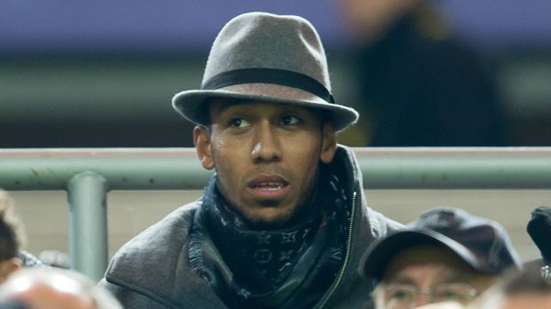 
                <strong>November 2016</strong><br>
                Für das Champions-League-Spiel gegen Sporting Lissabon suspendiert der damalige BVB-Coach Thomas Tuchel Aubameyang kurzfristig. Angeblich düst der Stürmer wenige Tage vor dem Spiel ohne Erlaubnis des BVB mit Freunden in einem Privatjet nach Mailand. Am nächsten Morgen kommt er auch noch zu spät zum Treffpunkt. Da ein Freund ein Foto von der Geburtstagsparty postet, fliegt der heimliche Trip auf.
              