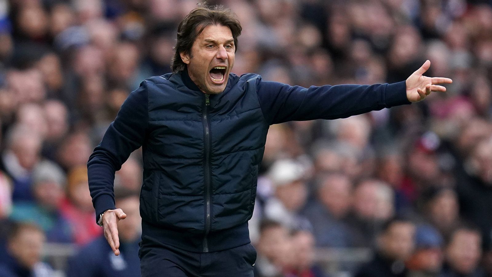 
                <strong>Antonio Conte (vereinslos)</strong><br>
                Die letzte Trainerstation von Antonio Conte hieß Tottenham Hotspur. Seit seiner Entlassung im März diesen Jahres ist der Italiener ohne Engagement. In seiner Historie coachte der 53-Jährige bereits unter anderem den FC Chelsea, Juventus Turin und Inter Mailand.
              