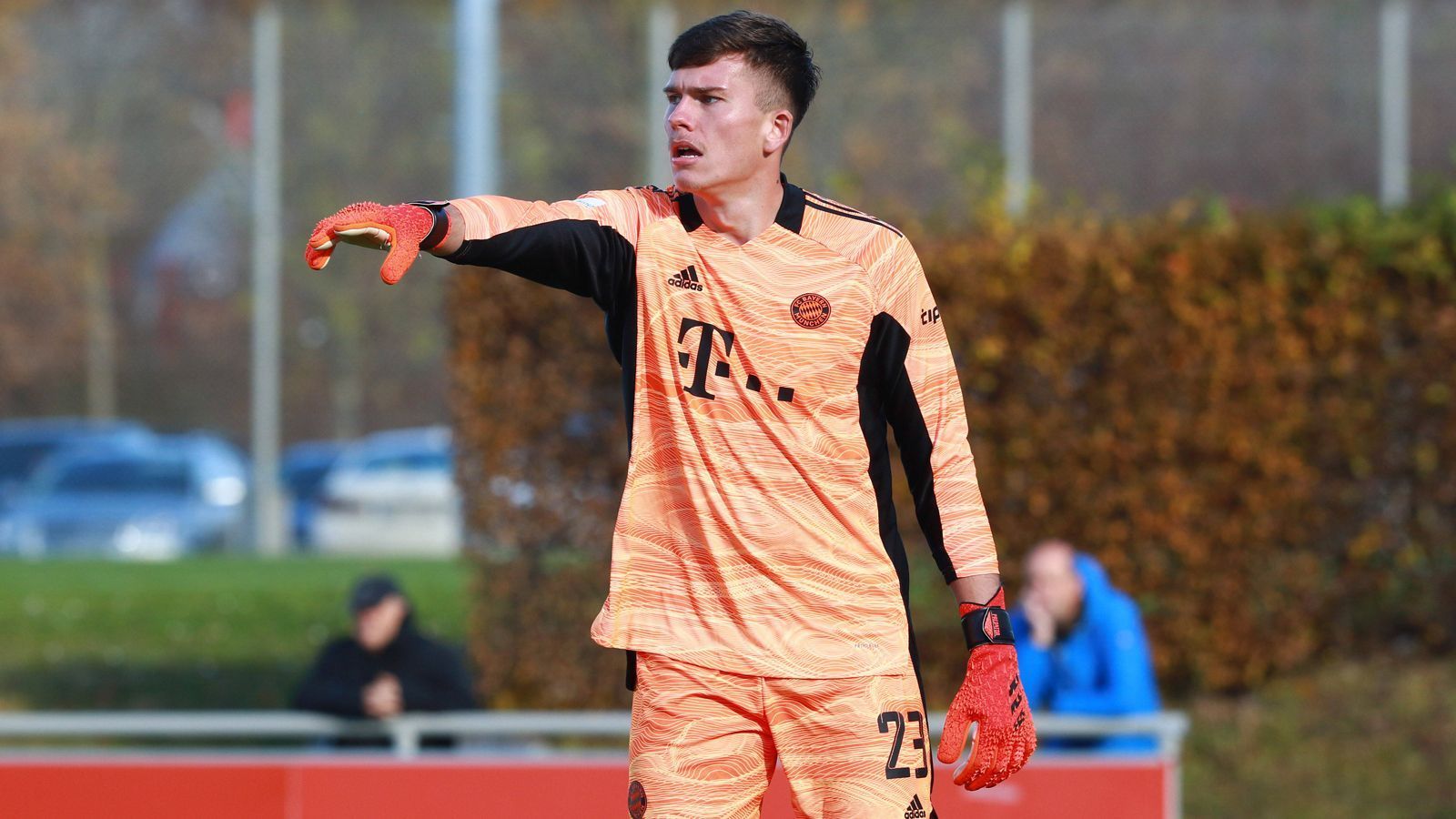 
                <strong>Manuel Kainz</strong><br>
                Das Thema Verletzungspech bei Bayern-Torhütern ist auch für Manuel Kainz ein sehr leidvolles. Der 20-Jährige, der ebenfalls schon für die Bayern-Amateure in der Regionalliga auflief, fällt schon seit August 2022 wegen einer Ellenbogen-Verletzung aus. Daher reichte es für das Eigengewächs in der laufenden Saison nur zu einem Einsatz für die Zweitvertretung des FC Bayern. Kainz wird damit ebenfalls in den kurzfristigen Planungen der Münchner nach dem Ausfall von Neuer eher keine Rolle spielen. 
              