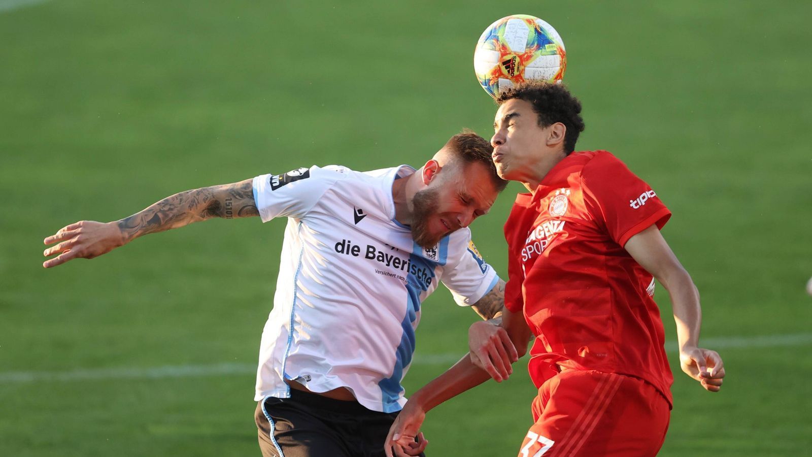 
                <strong>Münchner Derby: FC Bayern II vs. 1860 München</strong><br>
                Weiter alles offen: Tim Rieder (l.) im Duell mit dem jungen Musiala.
              