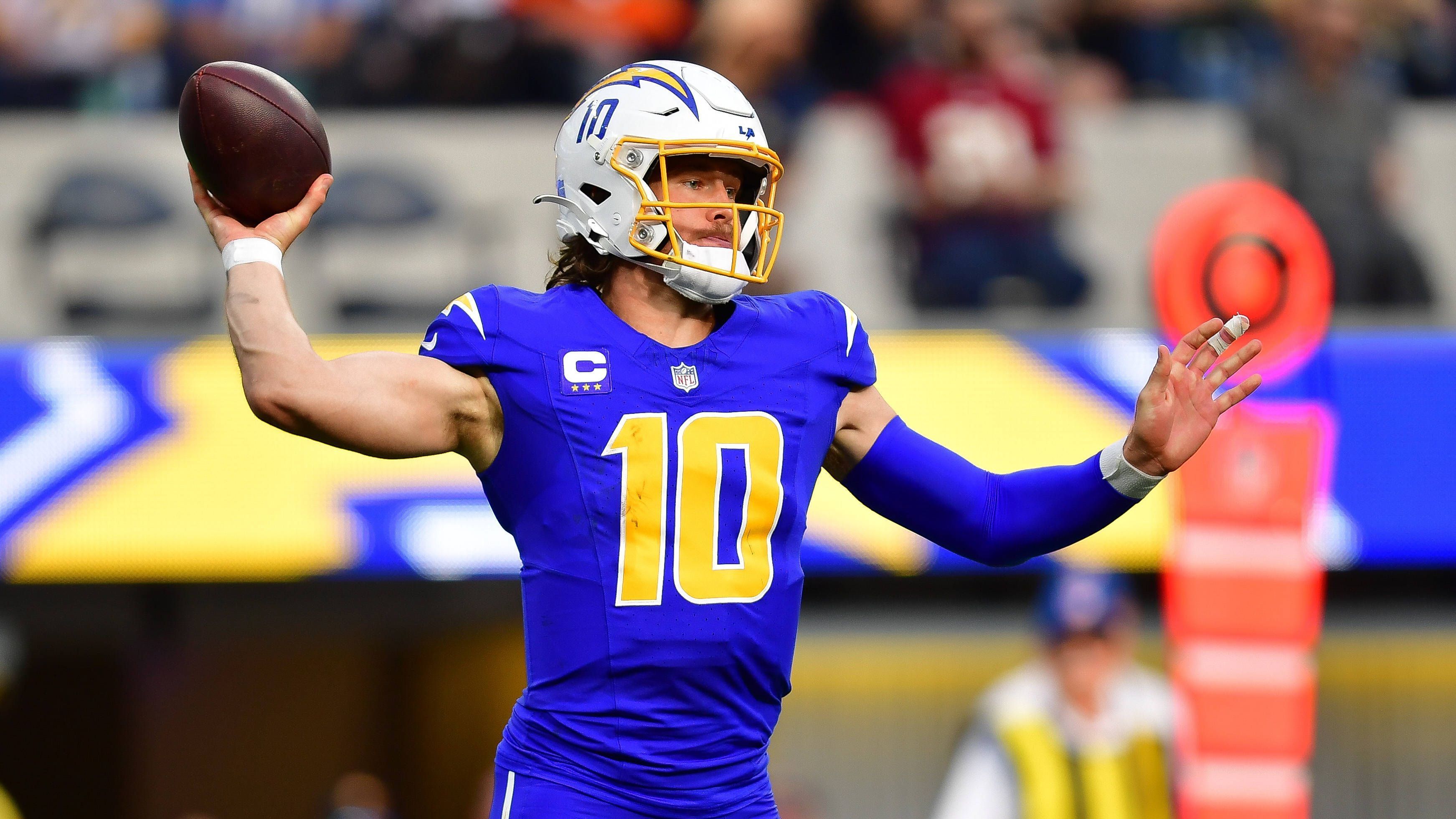 <strong>Platz 23: Los Angeles Chargers<br></strong>Justin Herbert... und dann? Die Offensive um den Star-Quarterback befindet sich im Umbau. Mit Austin Ekeler, Keenan Allen und Mike Williams sind seine Lieblings-Anspielstationen allesamt fort. Joe Alt soll als OT für mehr Schutz sorgen. WR Ladd McConkey muss in große Fußstapfen treten. Die Defensive konnte zumindest Joey Bosa und Khalil Mack halten, zwei wichtige Eckpfeiler für den Neubau.&nbsp;