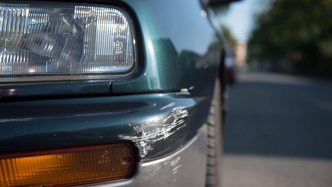 Moderne Autodiebe klauen den Wagen über den Scheinwerfer.