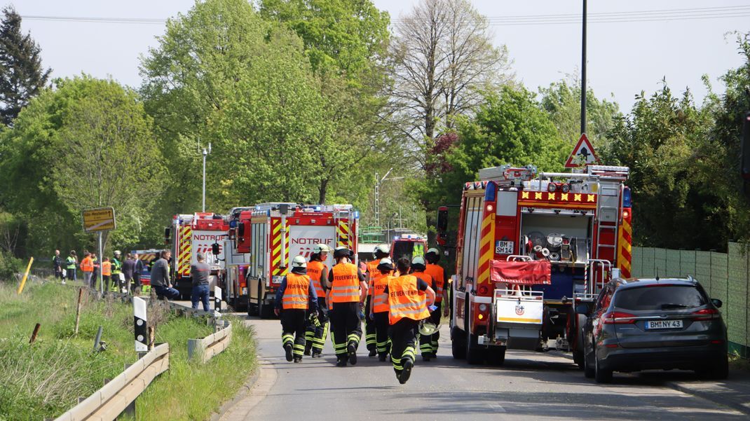 Ein Großaufgebot von Rettungskräften ist nach einem schweren Zugunfall in Hürth im Einsatz.