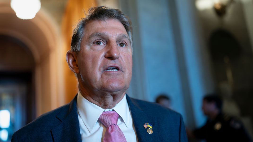 Senator Joe Manchin spricht außerhalb des Plenarsaals im Kapitol in Washington. 