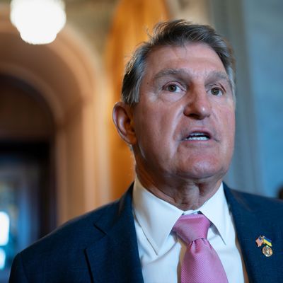 Senator Joe Manchin spricht außerhalb des Plenarsaals im Kapitol in Washington. 