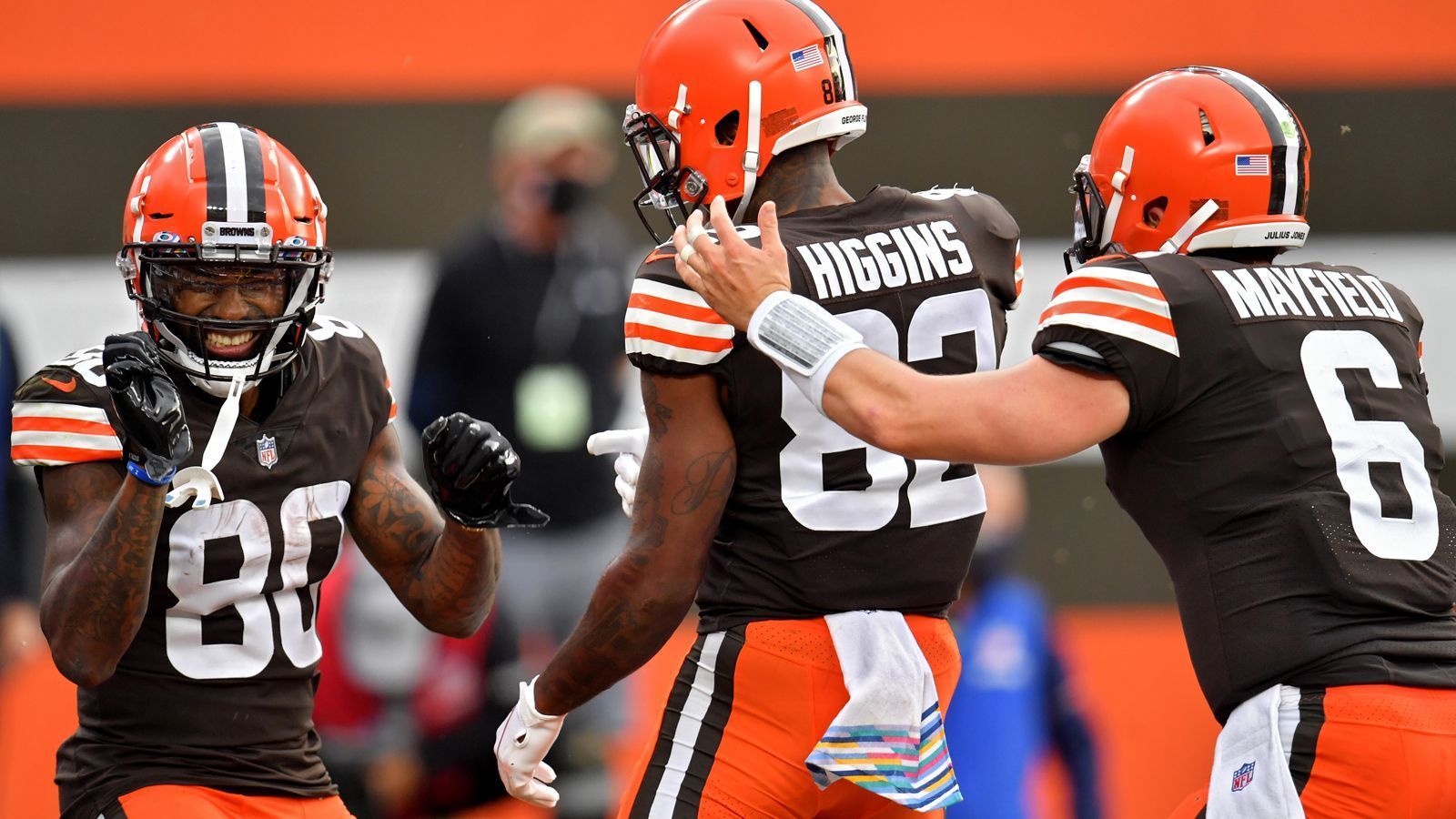 
                <strong>Gewinner: Cleveland Browns</strong><br>
                Vier Siege aus den ersten fünf Spielen gab es bei den Cleveland Browns schon seit dem Jahr 1994 nicht mehr. Damals stand noch Bill Belichick an der Seitenlinie der Franchise aus Ohio. Mit dem 32:23 gegen die Indianapolis Colts, dem vierten Sieg in Serie, sind die Browns nun mittendrin im Playoff-Rennen der knallharten AFC North. Ein Erreichen der Postseason hätte ebenfalls historische Ausmaße: Dort stand Cleveland zuletzt in der Saison 2002.
              