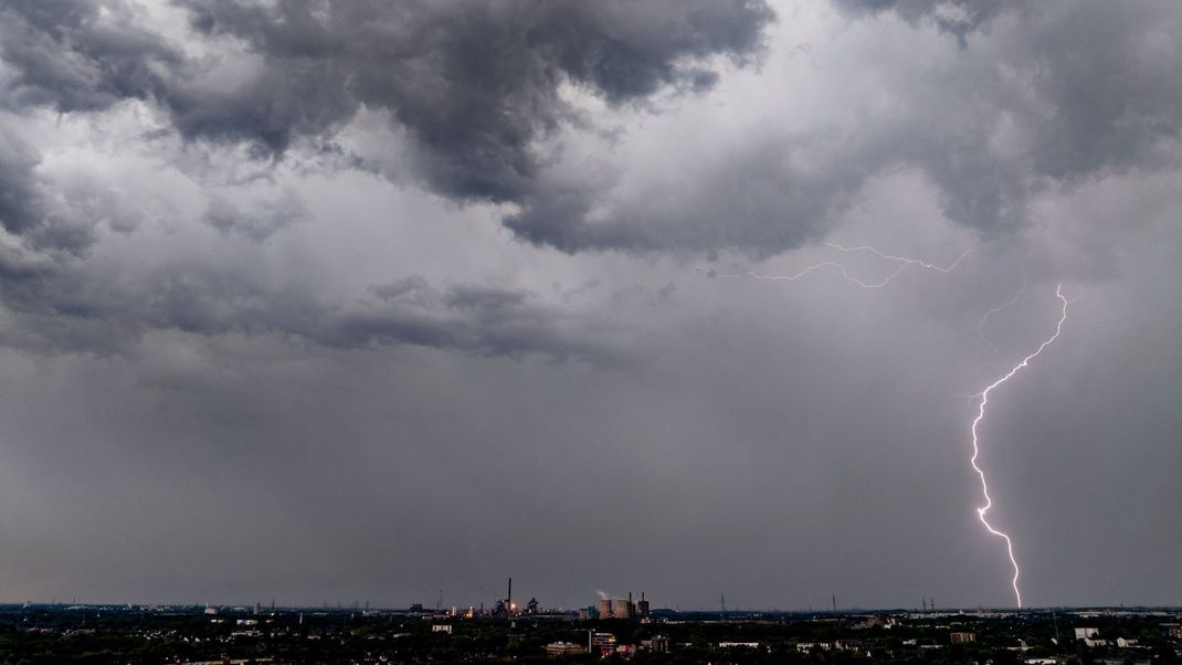 Unwetter sorgten in Nordrhein-Westfalen für vollgelaufene Keller und umgestürzte Bäume.