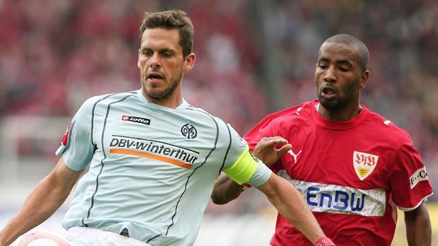 
                <strong>Manuel Friedrich</strong><br>
                Eine Transfer-Story in mehreren Teilen. Manuel Friedrich kam zunächst aus der eigenen Jugend zu den Profis. 2002 ging er für 2,5 Millionen Euro zu Werder Bremen. 2003 wurde er von Werder ausgeliehen, 2004 für 1,3 Millionen Euro ganz zurückverpflichtet. 2007 ging er schließlich für 2,5 Millionen Euro zu Bayer Leverkusen.
              