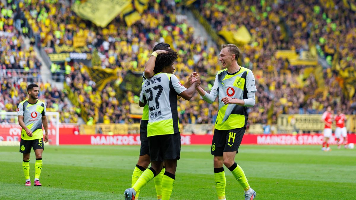 Karim Adeyemi (Borussia Dortmund) bejubelt den Treffer zum 0:2 mit Maximilian Beier (Borussia Dortmund), FSV Mainz 05 vs Borussia Dortmund, Fussball, Bundesliga, 5. Spieltag, Saison 2025 2026, 27.0...
