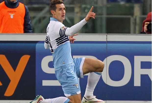 
                <strong>Miroslav Klose</strong><br>
                Denn Stammspieler in der Serie A ist der 36-Jährige nicht, in den meisten Spielen ist er zum Ende eingewechselt worden. Sollte Klose in dieser Saison noch drei weitere Liga-Spiele bestreiten, besteht die Option auf ein weiteres Jahr bei Lazio. 
              