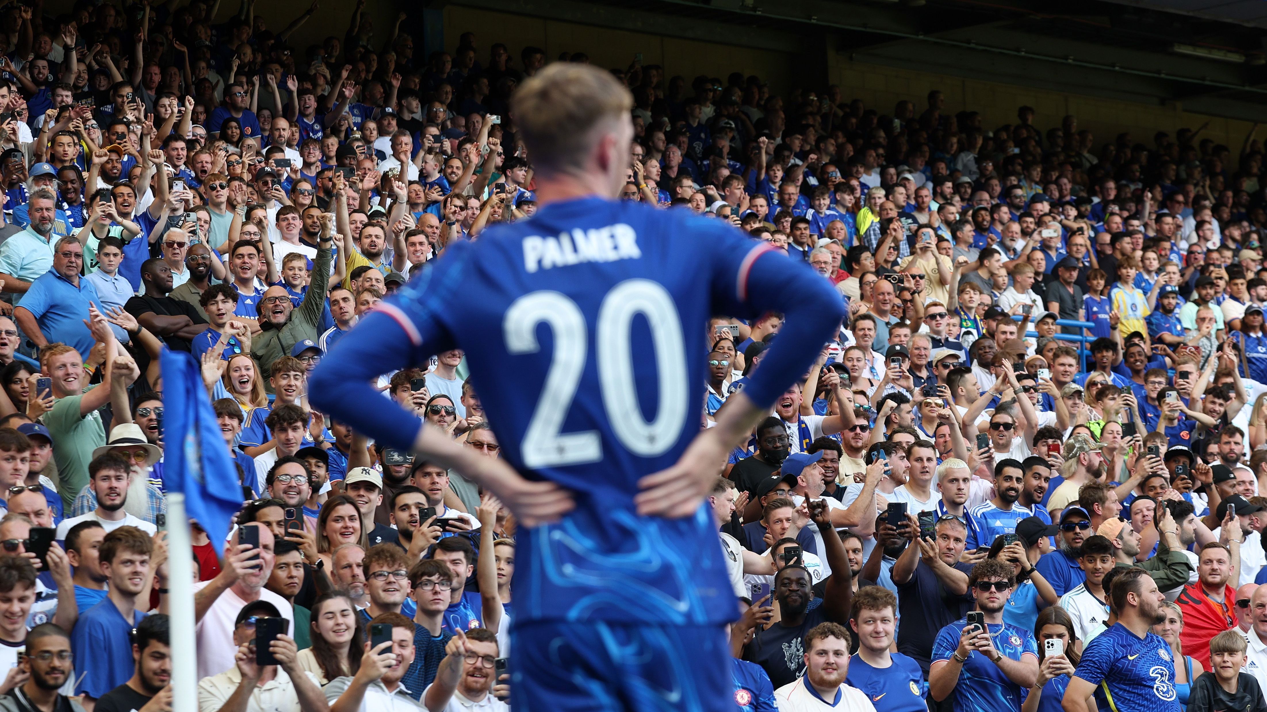 <strong>Neunjahresvertrag für Cole Palmer</strong><br>Die Transferphase des FC Chelsea wird immer skurriler. Nachdem die "Blues" den achten Torhüter für den Kader kauften, verlängerten sie den Vertrag mit Top-Scorer Cole Palmer. Was erst einmal sinnvoll klingt, wirft erneut Fragen auf, da Palmers Vertrag ursprünglich bereits bis 2031 lief. Der englische Nationalspieler hat also einen neuen Neunjahresvertrag bis 2033 bekommen, der längste Vertrag im europäischen Fußball.