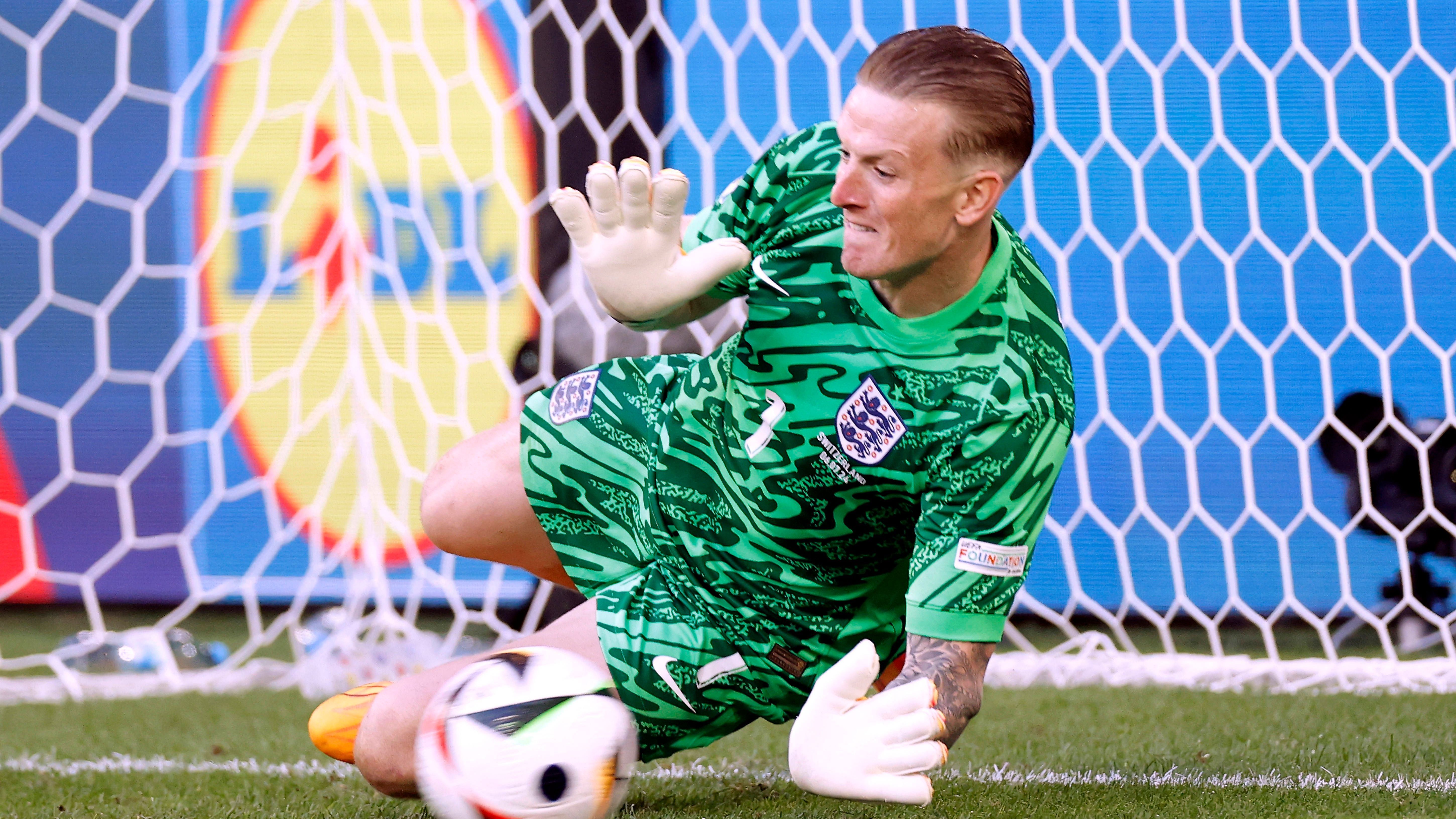 <strong>Gewinner: Elfmeterheld Jordan Pickford</strong> <br>Engländer und Elfmeterschießen, das war viele Jahre lang ein Running Gag. Jetzt stehen die "Three Lions" im Halbfinale dank eines Sieges im Elfmeterschießen gegen die Schweiz. Torwart Jordan Pickford – der auch schon oft genug in der Kritik stand – hält gleich den ersten Elfer von Manuel Akanji und wird zum Helden.