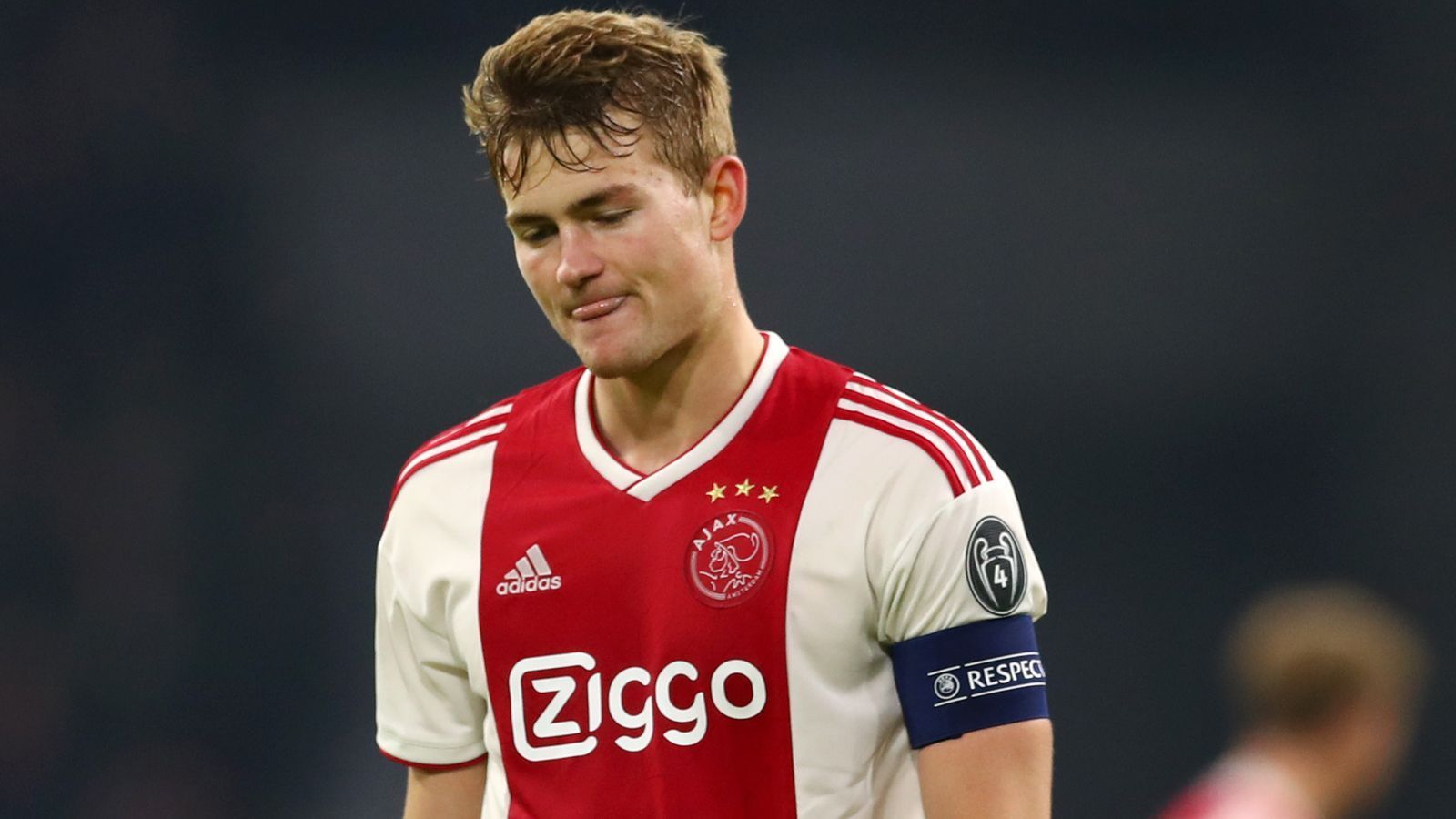 
                <strong>Matthijs de Ligt (Ajax Amsterdam)</strong><br>
                Die starken Leistungen von Ajax-Jungstar Matthijs de Ligt zuletzt in der Champions League gegen Real Madrid dürften den Fans der unterlegenen Spanier wohl positiv in Erinnerung geblieben sein. Beim "Marca"-Voting wollen 67 Prozent der Abstimmenden den 19-jährigen Niederländer als neuen Innenverteidiger im Real-Trikot sehen. Besonders pikant: de Ligt soll wohl nicht Real favorisieren, sondern ausgerechnet den Erzrivalen FC Barcelona, der auch schon bei dessen Ajax-Mitspieler Frenkie de Jong den Zuschlag bekam. 
              