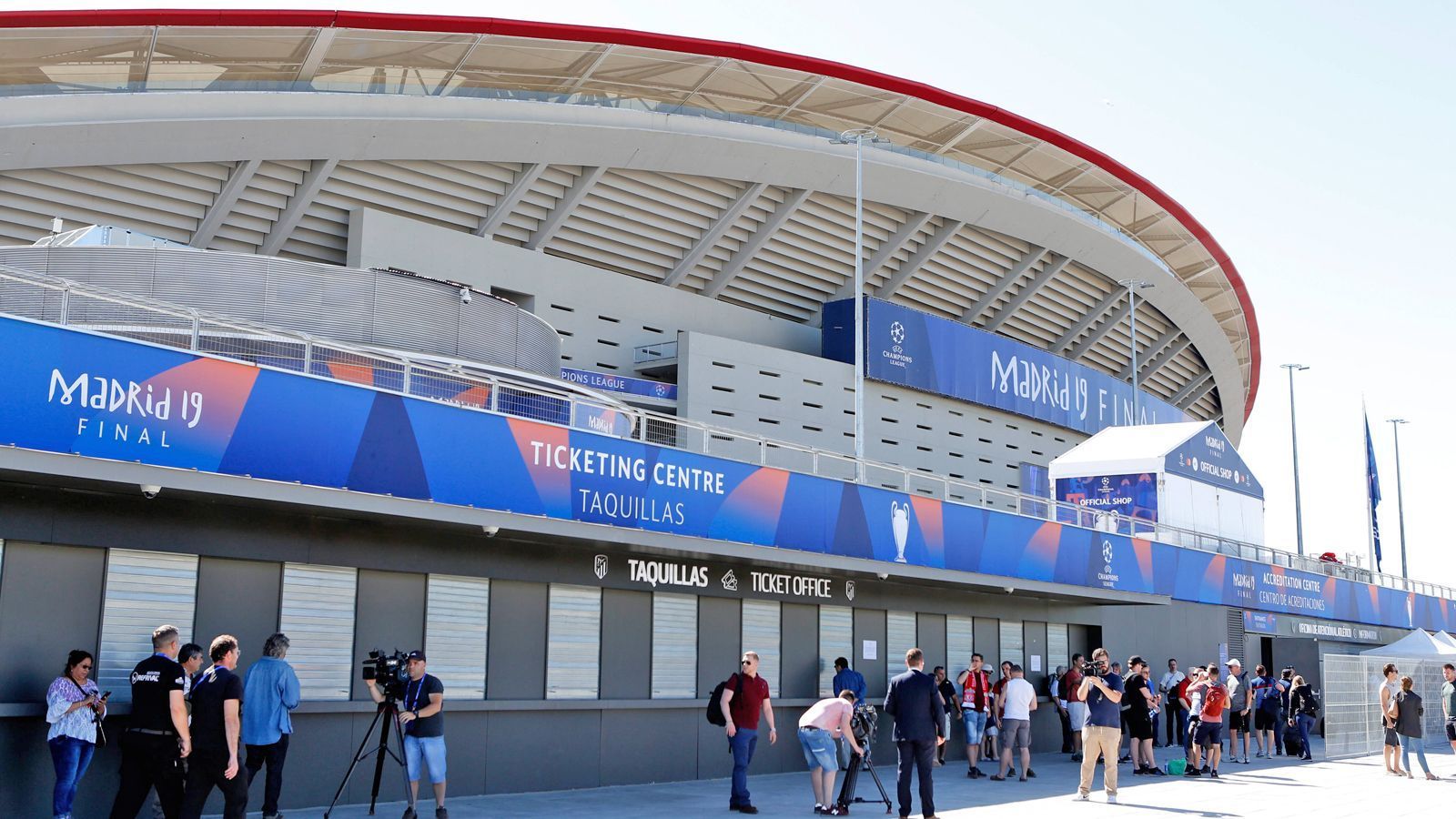 
                <strong>So teuer ist eine Reise zum Champions-League-Finale</strong><br>
                Der 1. Juni - Meteorologischer Sommeranfang. Das Wetter wird besser, die Urlaubszeit beginnt! Italien, Spanien, die beliebtesten Urlaubsziele werden mal wieder in Angriff genommen. Städtetouristen, die sich am Wochenende in Ruhe die schöne Altstadt von Madrid zu Gemüte führen und das ein oder andere Gläschen Wein verzehren wollen, spricht das auswärtige Fußball-Amt allerdings für den ersten Juni eine konkrete Reisewarnung aus. Denn das Champions League Finale steigt in der spanischen Hauptstadt! Klar, für die Fußball-Seele gibt es wohl kaum schöneres, als ein Wochenende in einer Stadt voller Gleichgesinnter zu verbringen und den besten Teams Europas im direkten Duell hinterher zu staunen. Eher unschön schlägt sich die Tour allerdings auf den Geldbeutel nieder. ran.de zeigt, was den echten Fan eine Wochenend-Reise zum Finale so kostet.
              