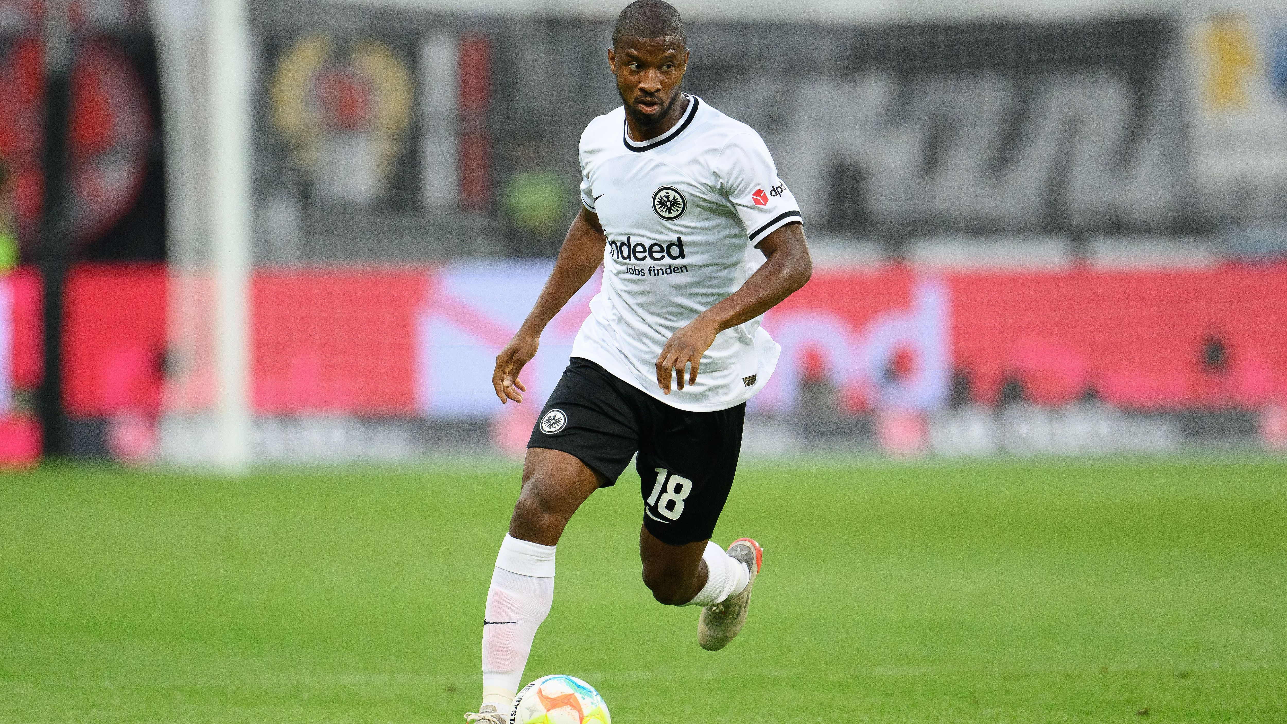 <strong>Almamy Toure (vereinslos)</strong><br>Bundesliga-Luft schnupperte auch Almamy Toure bereits. Bis zum Sommer war er viereinhalb Jahre bei Eintracht Frankfurt gefragt und gewann mit den Hessen den DFB-Pokal und die Europa League - im Europacup-Finale stand der Malier über die komplette Spielzeit auf dem Rasen. Nun scheint er seine Laufbahn mit 27 Jahren in eine Sackgasse manövriert zu haben.