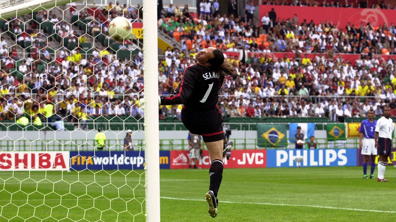 
                <strong>David Seaman (England) </strong><br>
                21. Juni 2002: WM-Viertelfinale England – Brasilien (1:2)Ein klassischer Patzer eines englischen Keepers. Englands Nummer 1 bei der WM 2002, David Seaman, rechnete im Viertelfinale gegen Brasilien mit allem, nur nicht damit, dass sich Ronaldinho ein Herz fasste und aus 35 Metern auf das Tor schoss. Seaman machte erst ein paar Schritte vor, dann einen Satz zurück und musste dabei hilflos mit ansehen, wie sich der Ball über ihn ins Tor senkte. Das 2:1 für Brasilien und das WM-Aus für die "Three Lions".
              