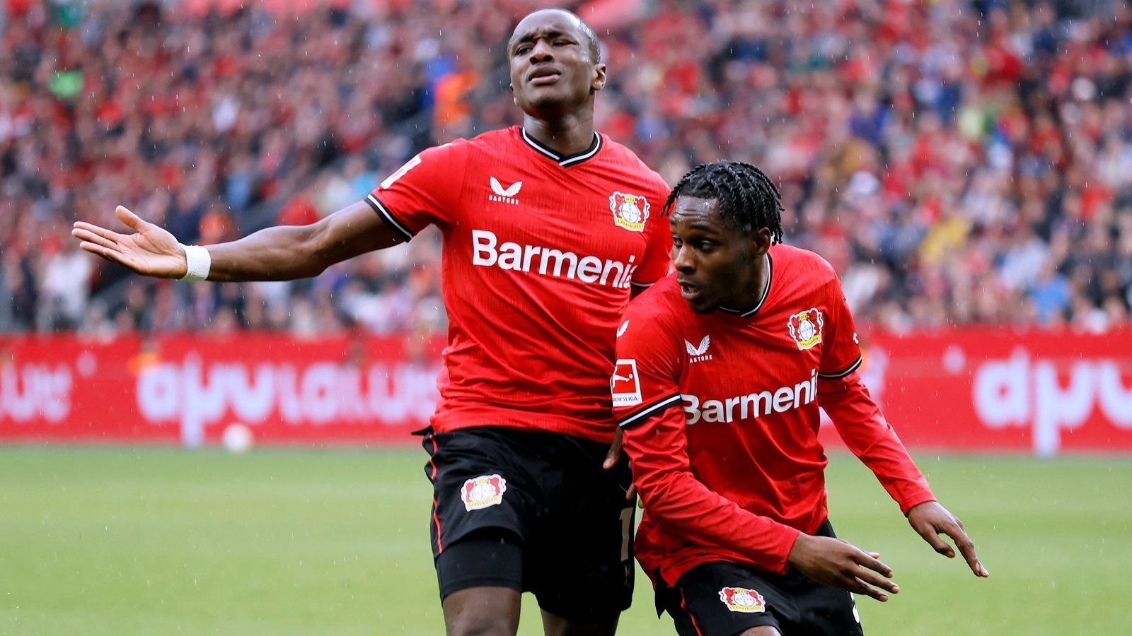 
                <strong>Moussa Diaby und Jeremy Frimpong (Bayer Leverkusen)</strong><br>
                Die Werkself steht im Halbfinale der Europa League und spielt eine starke Rückrunde. Entscheidenden Anteil daran haben Moussa Diaby (l.) und Jeremy Frimpong, die Leverkusen nun für viel Geld verlassen könnten. Newcastle United möchte Diaby, Leverkusen will offenbar mindestens 60 Millionen Euro. Frimpong soll vor einem Wechsel zu Manchester United stehen, er dürfte um die 40 Millionen Euro kosten. Wechselwahrscheinlichkeit: sehr hoch
              