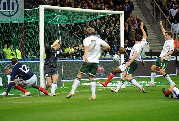 
                <strong>Handspiel gegen Irland</strong><br>
                Im Playoff-Spiel für die Qualifikation zur WM 2010 sorgte Henry für negative Schlagzeilen. In der Verlängerung kontrollierte er den Ball mit der Hand, um dann die Vorlage für das Siegtor geben zu können. Der Schiri übersah das Handspiel und Frankreich fuhr zur WM. 
              