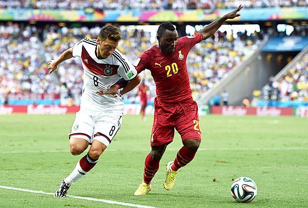 
                <strong>Mesut Özil</strong><br>
                Note 4: Der Ästhet im deutschen Spiel. Özil lässt alles so leicht aussehen, glänzt immer wieder aufs Neue mit sehenswerten Pässen. Also normalerweise. Gegen Ghana fiel auch dem Mittelfeldregisseur leider nicht so richtig viel ein.
              