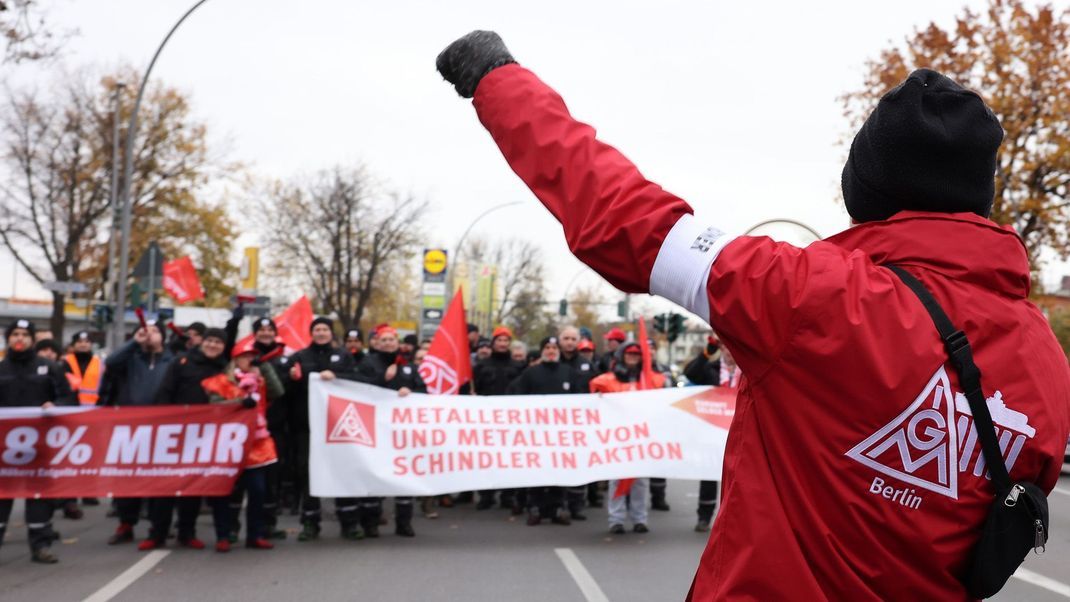 Warnstreik der IG Metall bei Mercedes in Berlin.