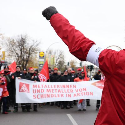 Warnstreik der IG Metall bei Mercedes in Berlin.