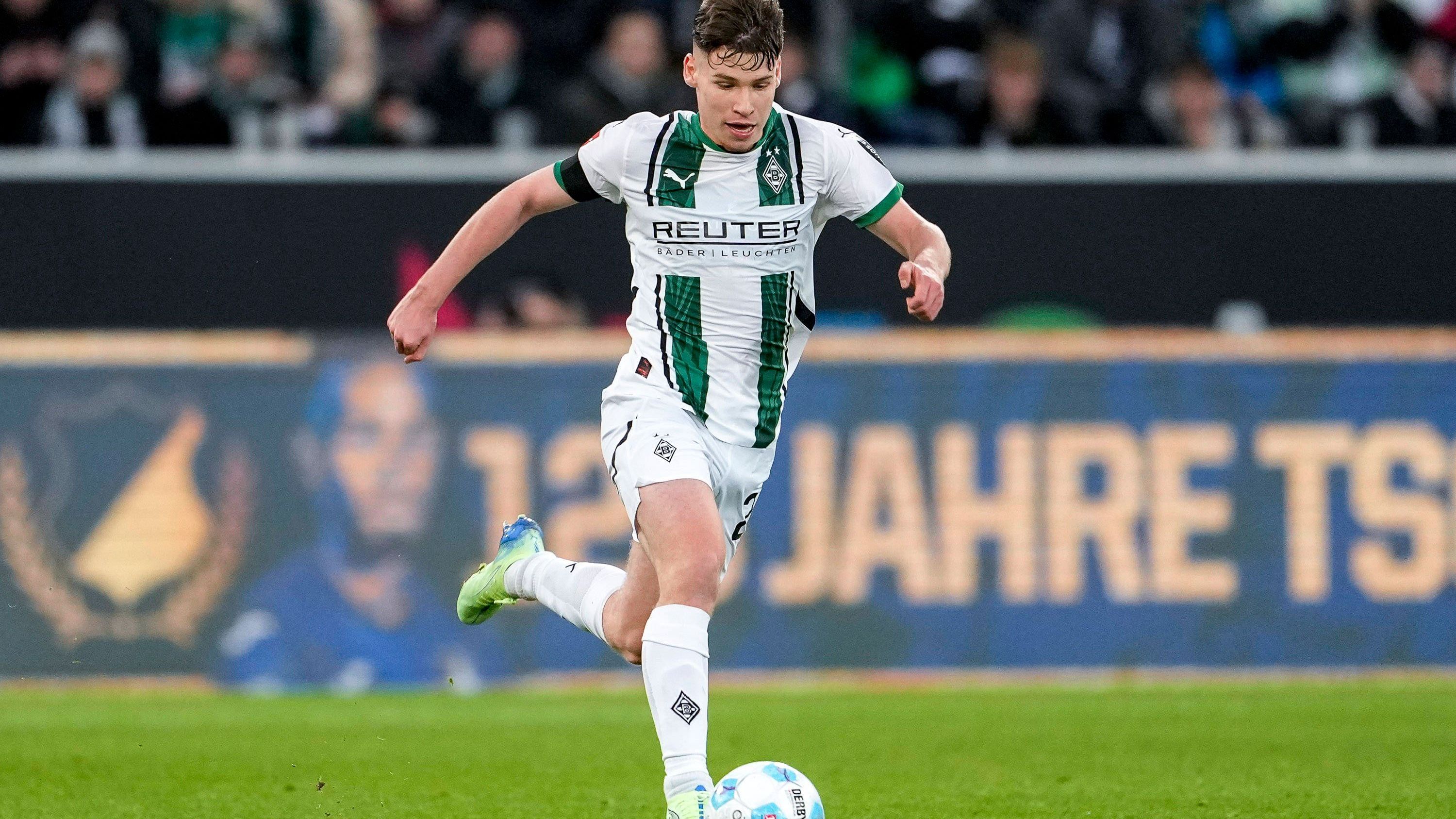 <strong>Lukas Ullrich (Borussia Mönchengladbach)</strong><br>Wenn sich bei Borussia Mönchengladbach Talente nach oben spielen, dann meist auf der Außenverteidiger-Position. Bereits Joe Scally und Luca Netz haben den Sprung geschafft, stagnieren seit ein, zwei Jahren aber ein wenig. Hier liegt die Chance für Ullrich, es besser zu machen und richtig durchzustarten. Offensiv sind seine Anlagen voll da, nur muss er defensiv noch zulegen.