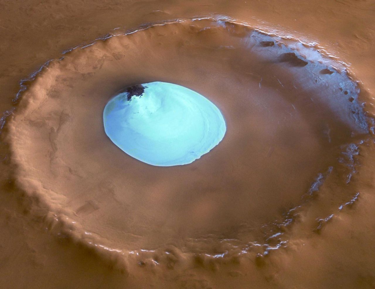 Allerdings kann sich in nördlichen Regionen des Mars Wassereis in kalten Kraterschatten an der Oberfläche halten.
