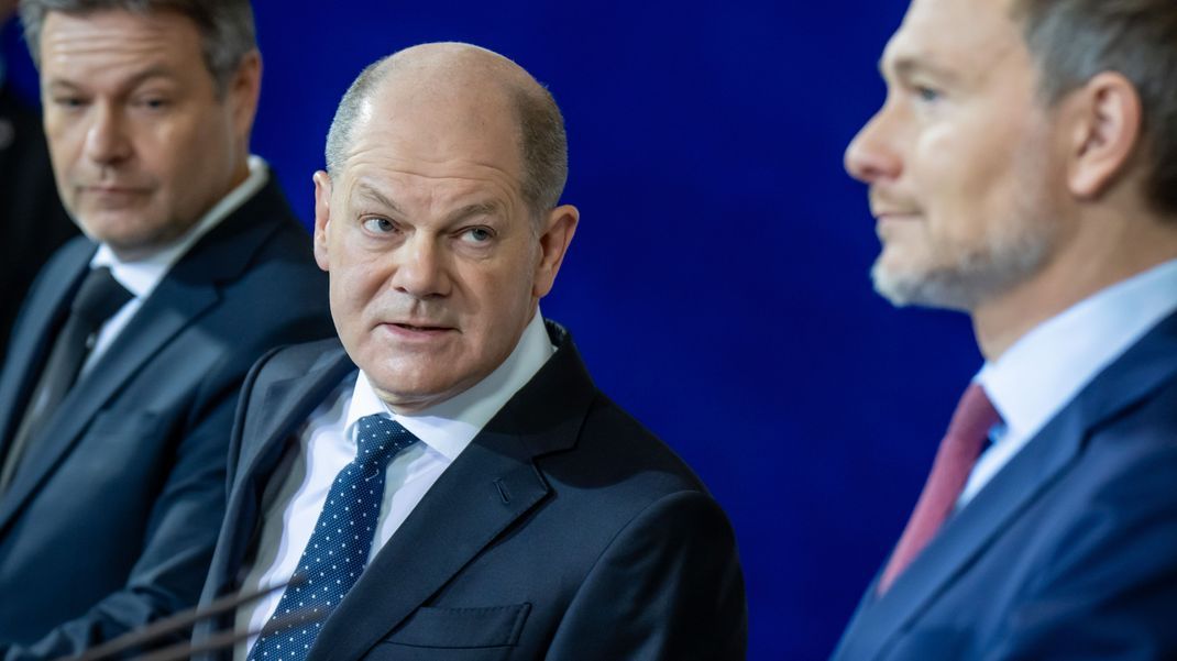 Robert Habeck (l., Bündnis 90/Die Grünen), Bundesminister für Wirtschaft und Klimaschutz, Bundeskanzler Olaf Scholz (SPD, M.) und Christian Lindner (FDP), Bundesminister der Finanzen.