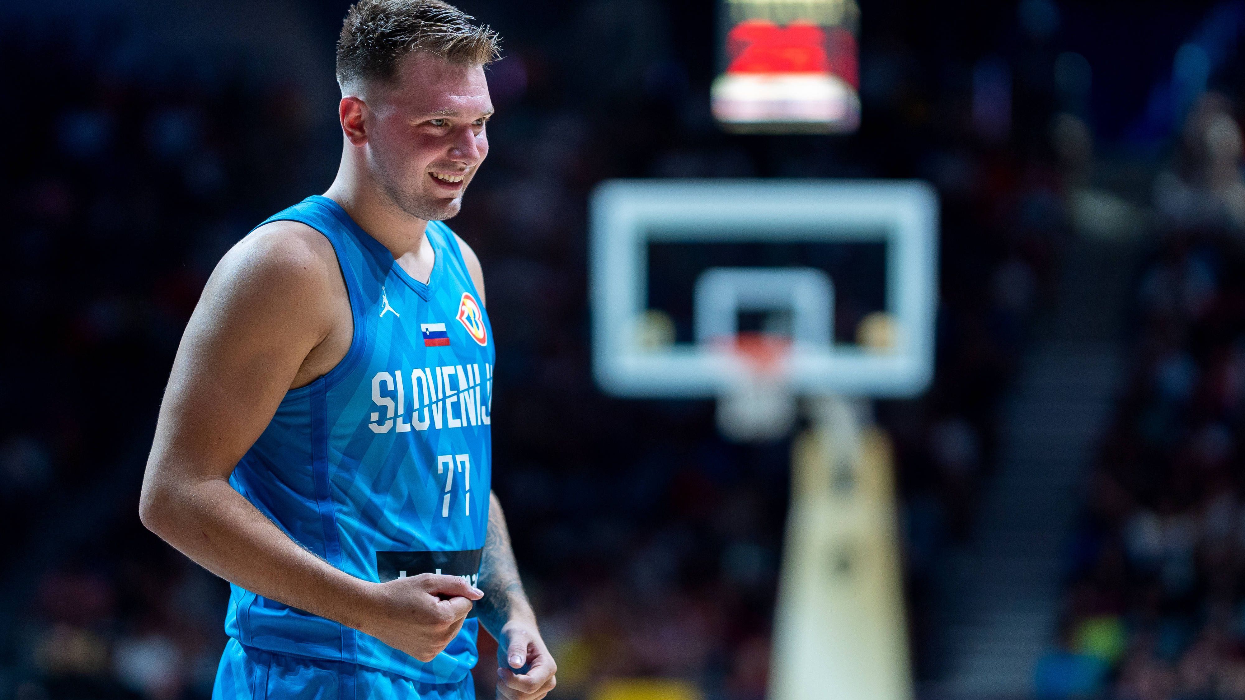 <strong>Luka Doncic (Slowenien)</strong><br>Er ist einer der größten Superstars der NBA und ohne Zweifel der beste Spieler in dieser WM - in der vergangenen NBA-Saison verbuchte er 32.4 Punkte, 8.6 Rebounds und 8.0 Assists pro Spiel. Der Mavs-Star wird für großes Spektakel sorgen, auch wenn Slowenien aufgrund der Dünne des Kaders eher zu den Außenseitern auf Medaillenchancen gehört. Doch wenn man einen Spieler dieser WM nicht abschreiben darf, ist es Doncic.