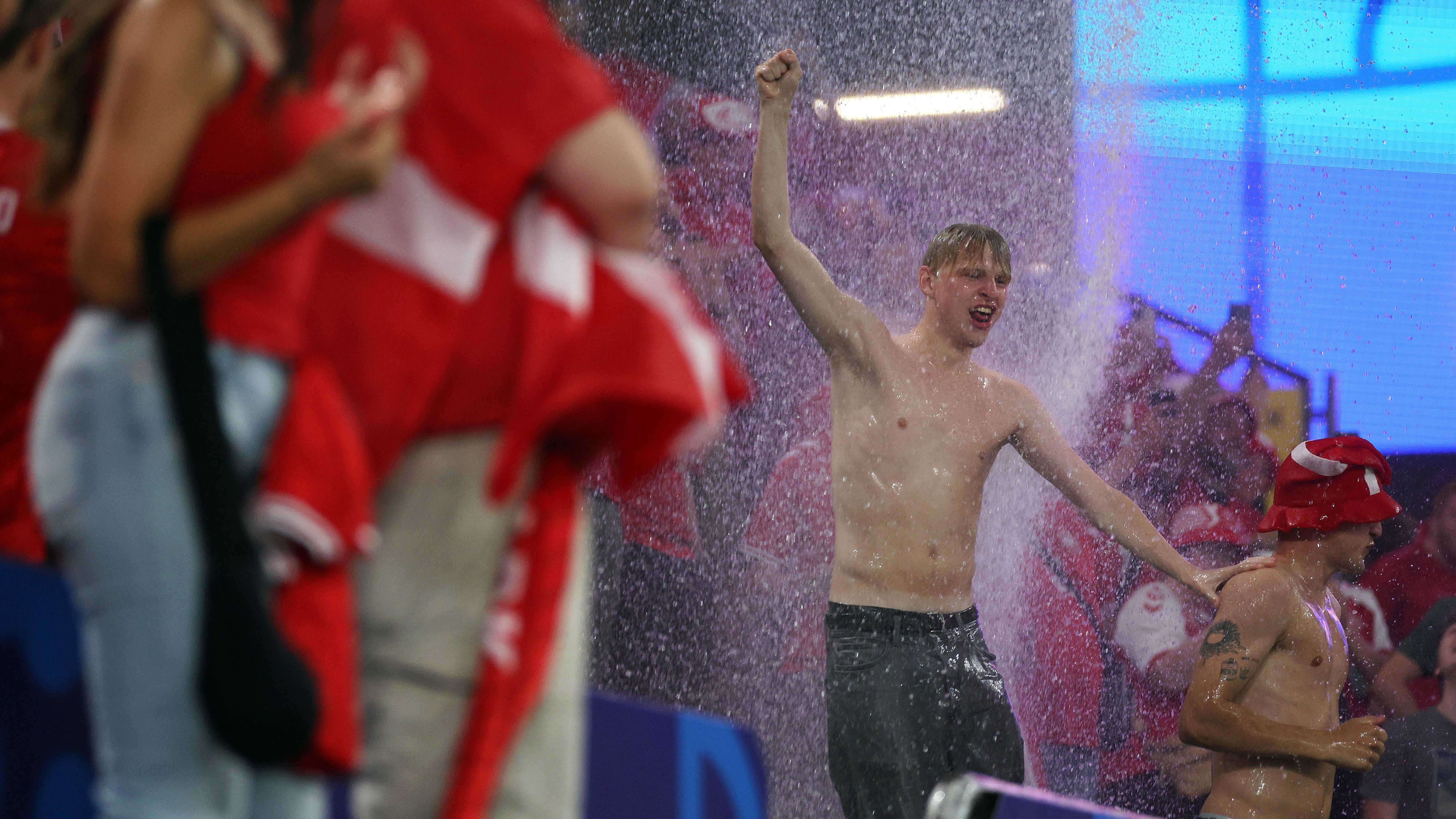 <strong>Dänen feiern Wasser-Party</strong><br>Doch einige Fans nutzten den plötzlichen "Wasserfall" zu einer spätabendlichen Abkühlung.&nbsp;