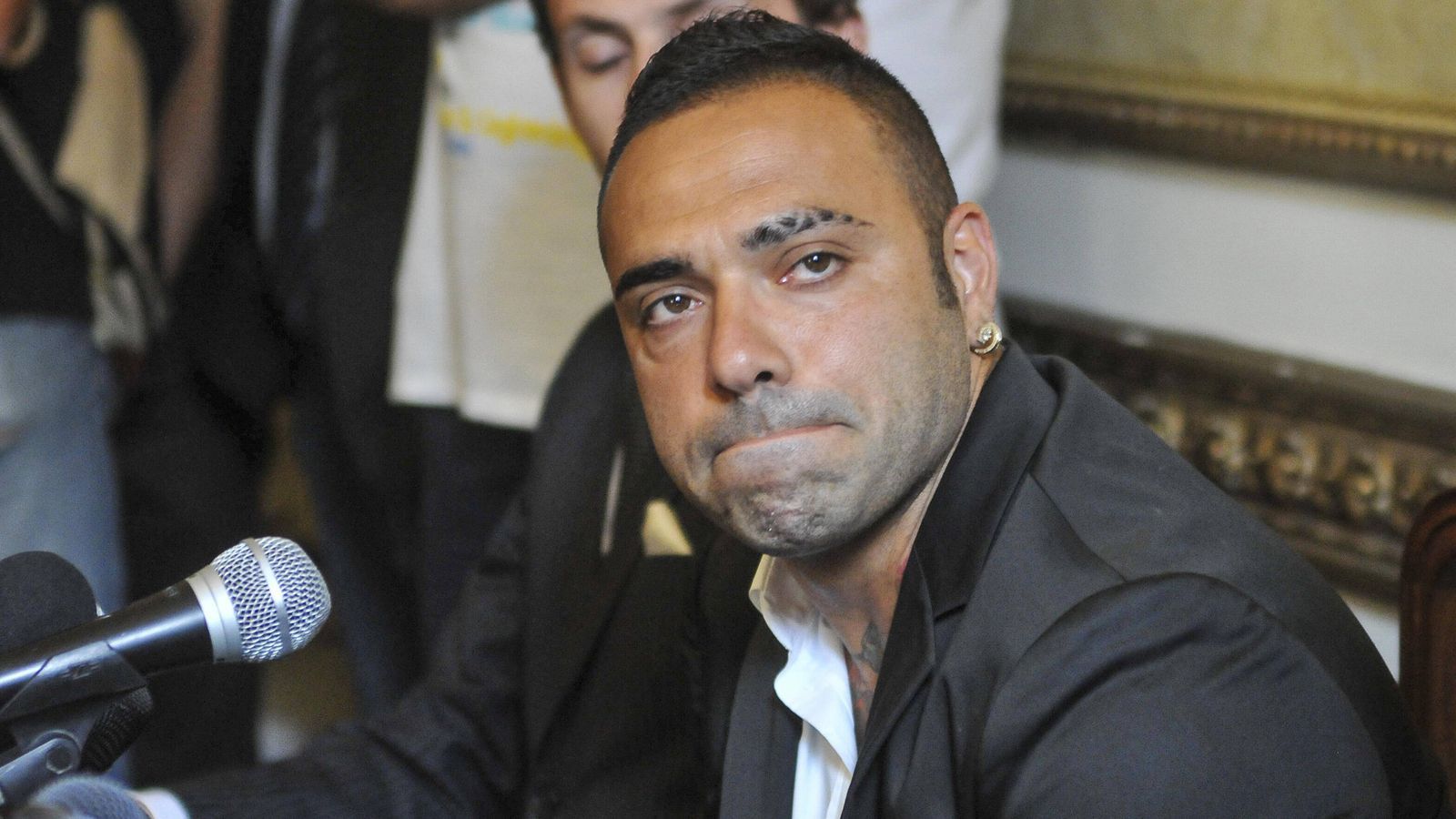 
                <strong>Fabrizio Miccoli (Erpressung und mafiöse Verbindungen)</strong><br>
                Früher sorgte Fabrizio Miccoli in den Strafräumen der Serie A für Gefahr, nun muss der 42-Jährige ins Gefängnis. Laut "AFP" sah es ein Gericht in Palermo als erwiesen an, dass Ex-Juve-Profi Miccoli in eine Erpressung sowie in mafiöse Strukturen verwickelt gewesen sei. Daher wurde der ehemaligen Fußballer Ende November 2021 zu einer dreieinhalbjährigen Haftstrafe verurteilt. Mit Gewalt, Erpressung und Drohungen habe Miccoli während seiner Zeit beim Ex-Serie-A-Klub US Palermo (2007 bis 2013) versucht, von einem Diskotheken-Besitzer 12.000 Euro einzutreiben. Die Anschuldigungen gegen Miccoli standen schon kurz danach im Raum, doch er beteuerte stets seine Unschuld. "Ich bin ein Fußballer, kein Mafioso. Ich bin gegen die Ideen der Mafia", wehrte er sich. Nun muss er in den Knast. Laut "Gazzetta dello Sport" hat Miccoli die Haftstrafe schon angetreten.
              